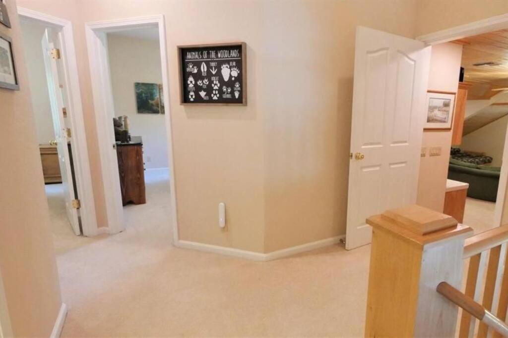 Spacious cabin with game room free WIFI & parking view 5