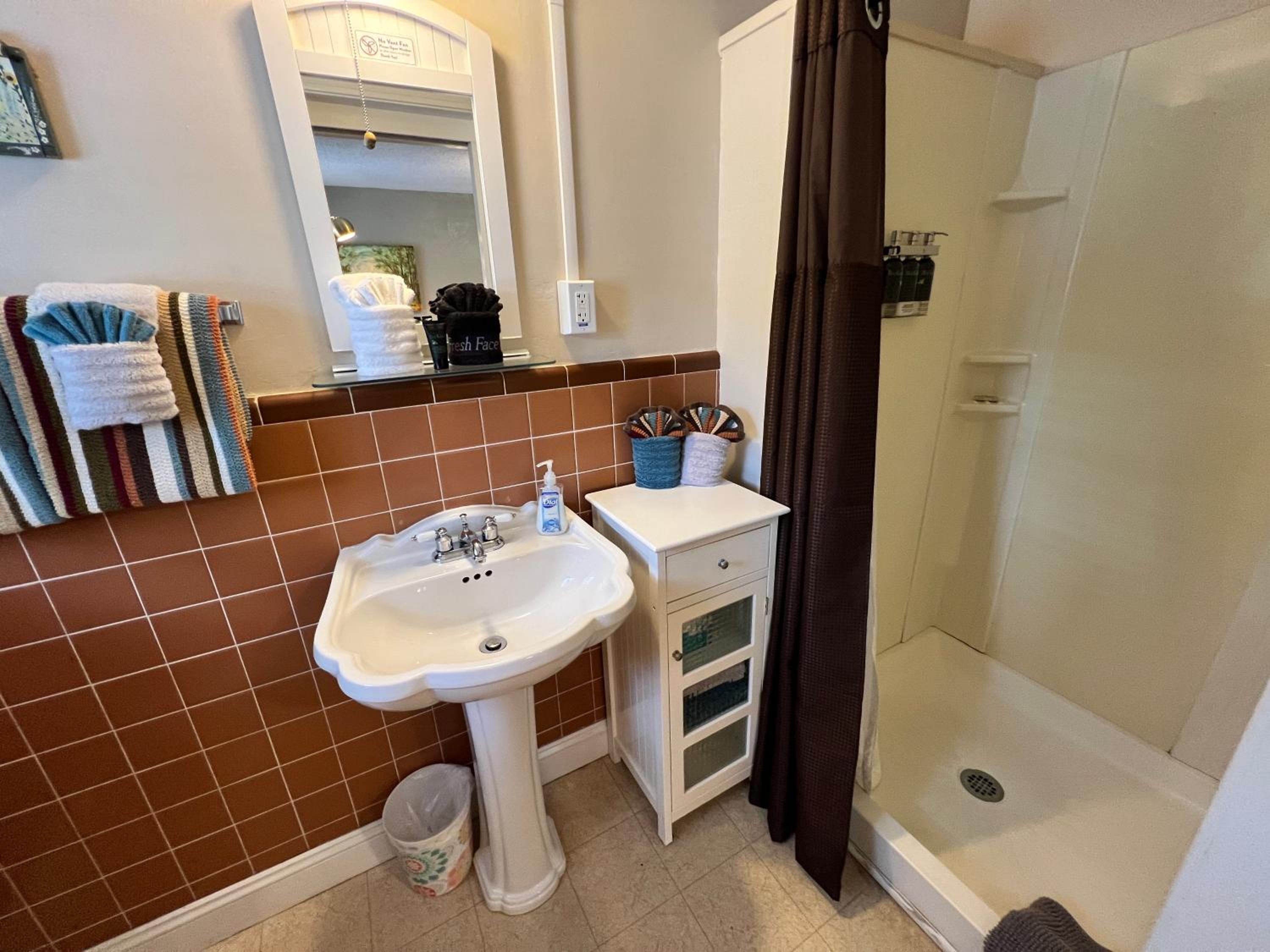 Sherwood Court Cottages & Guest Rooms