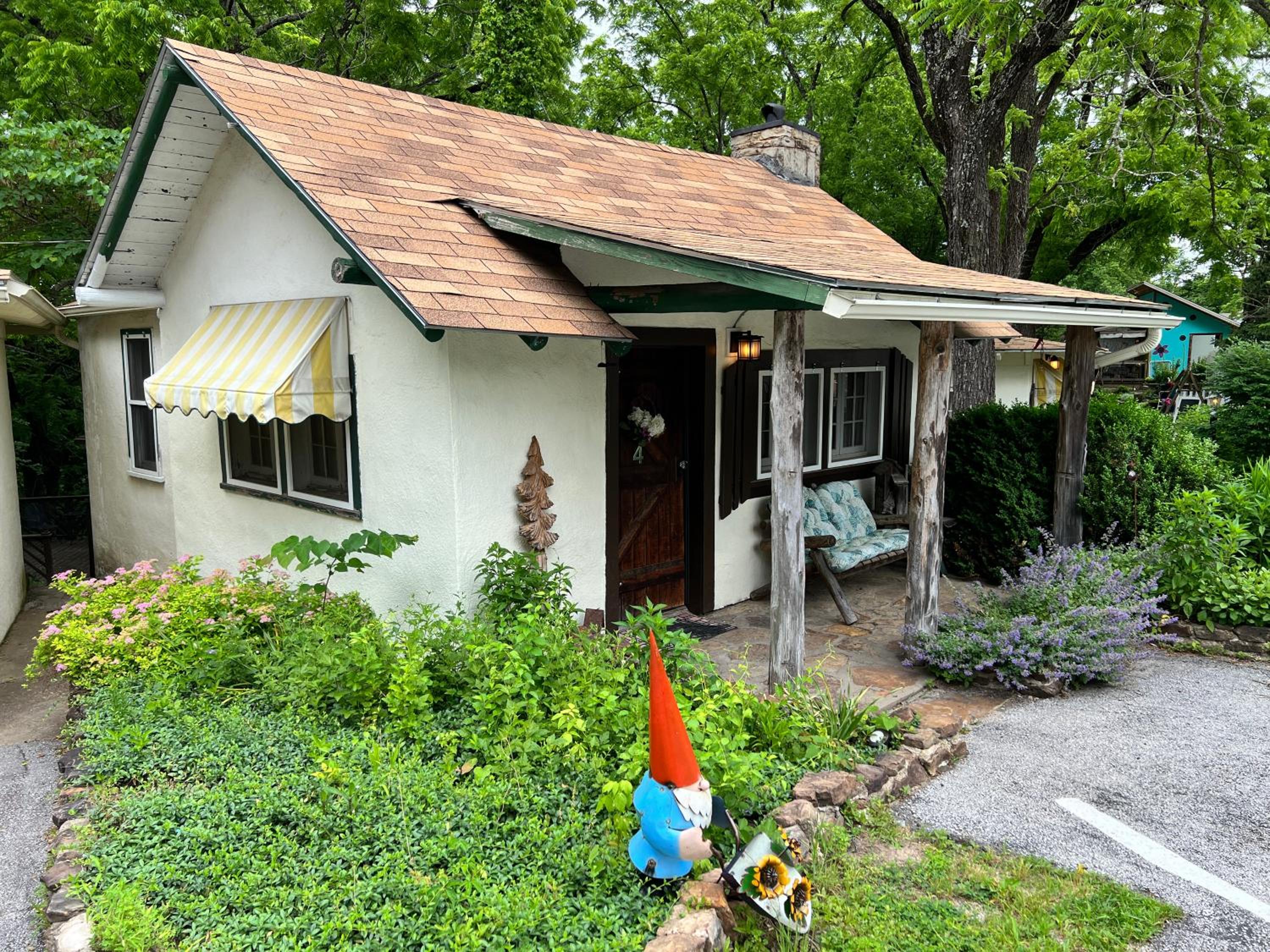 Sherwood Court Cottages & Guest Rooms
