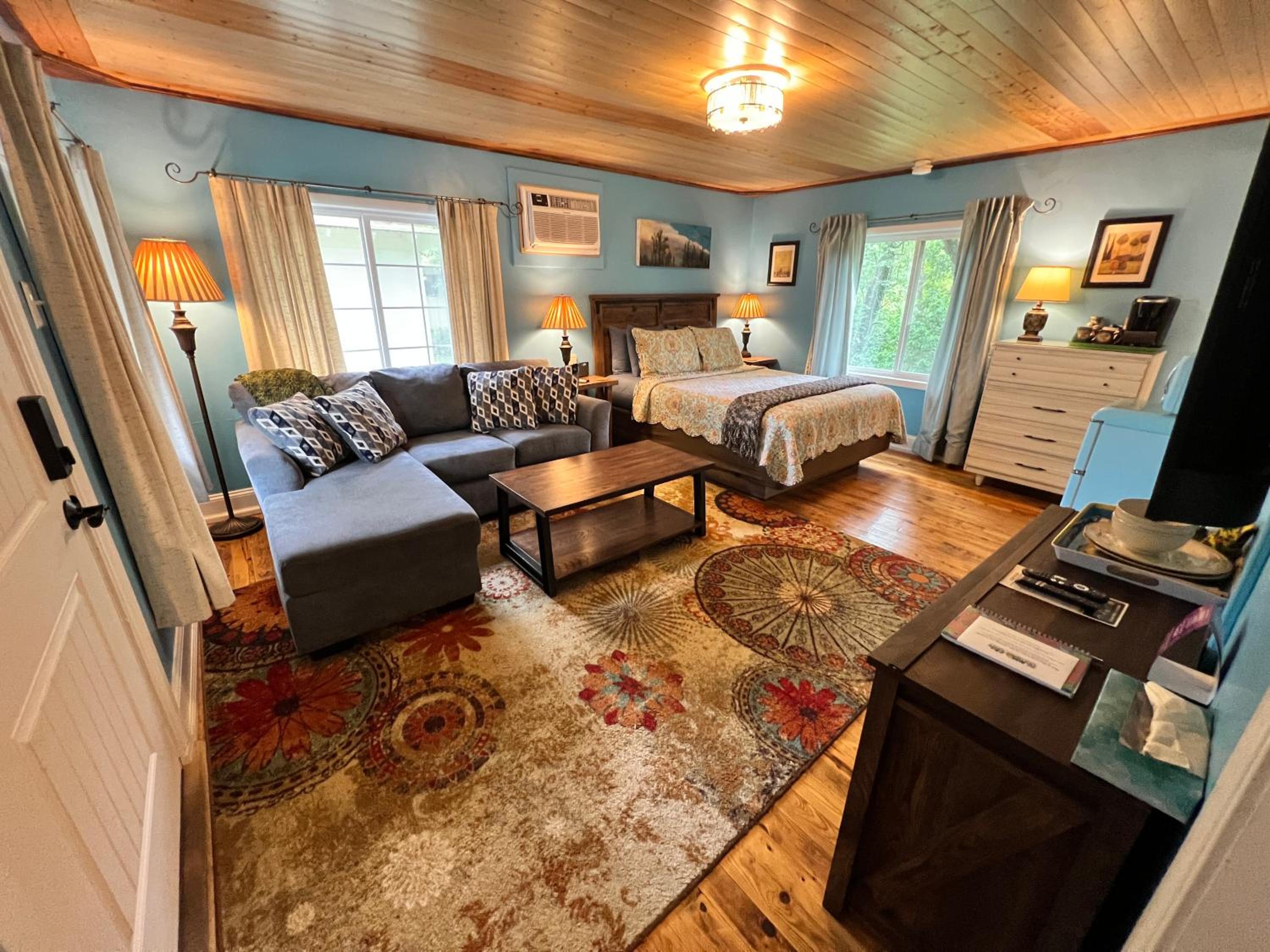 Sherwood Court Cottages & Guest Rooms
