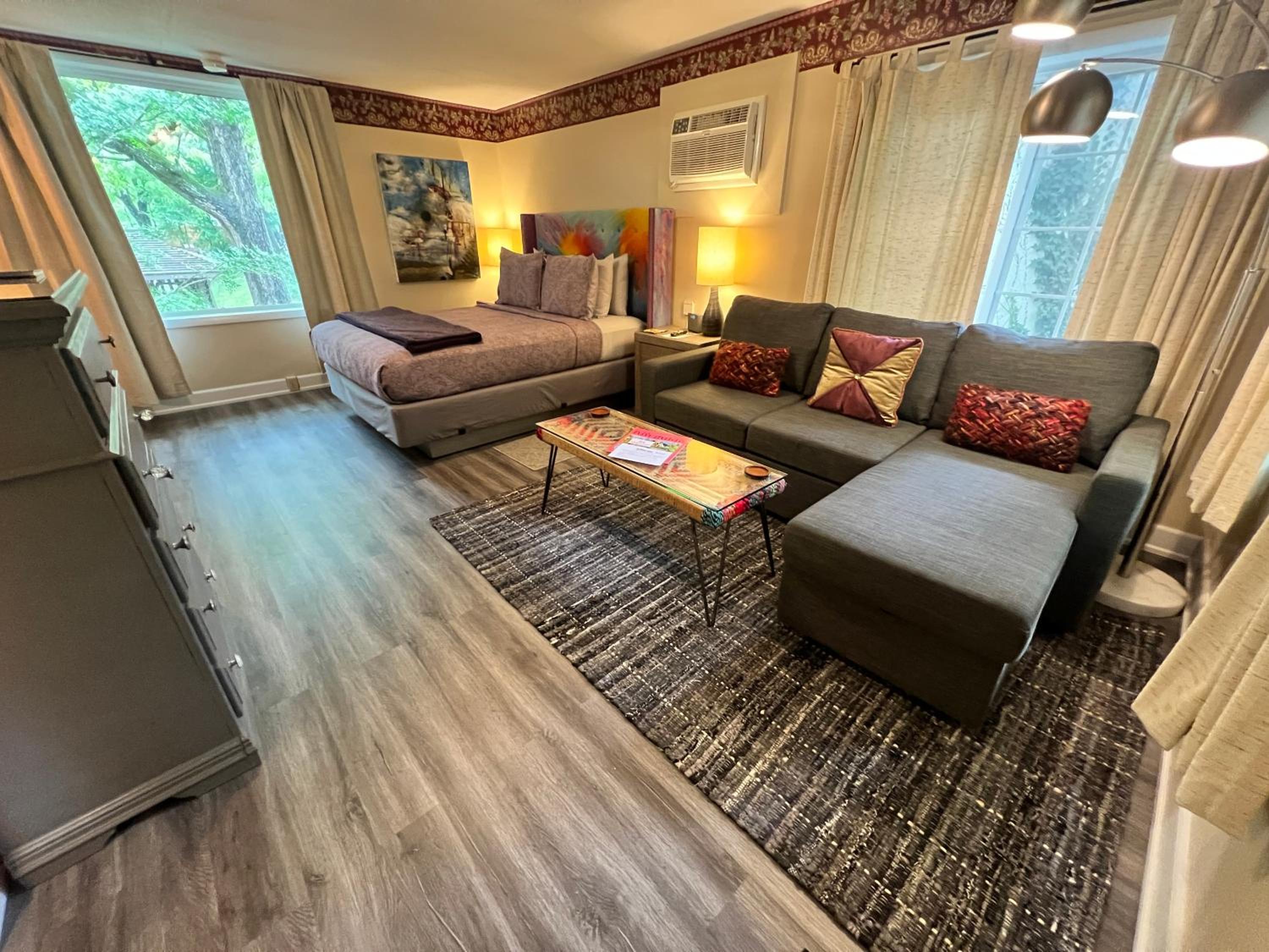 Sherwood Court Cottages & Guest Rooms