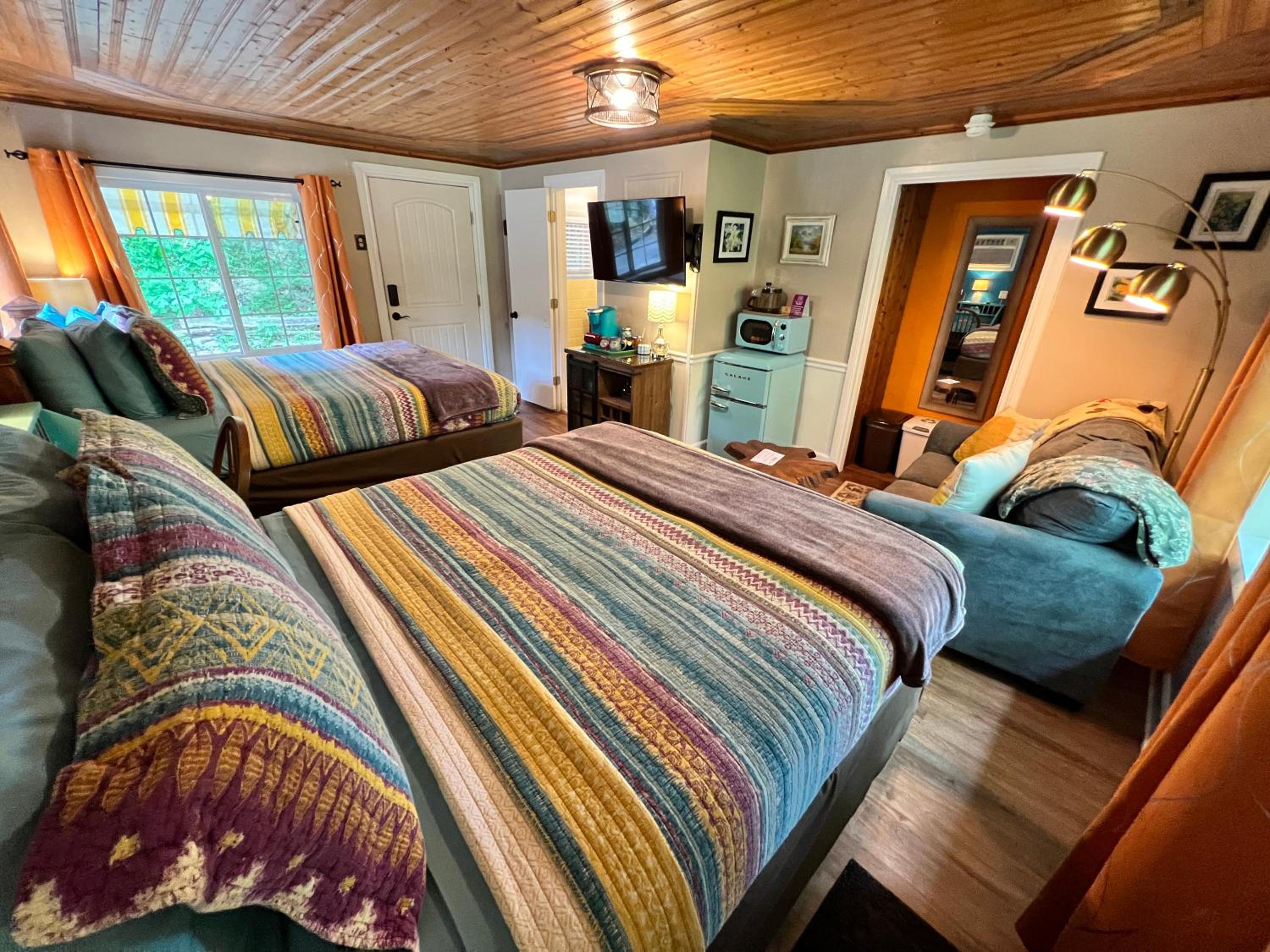 Sherwood Court Cottages & Guest Rooms