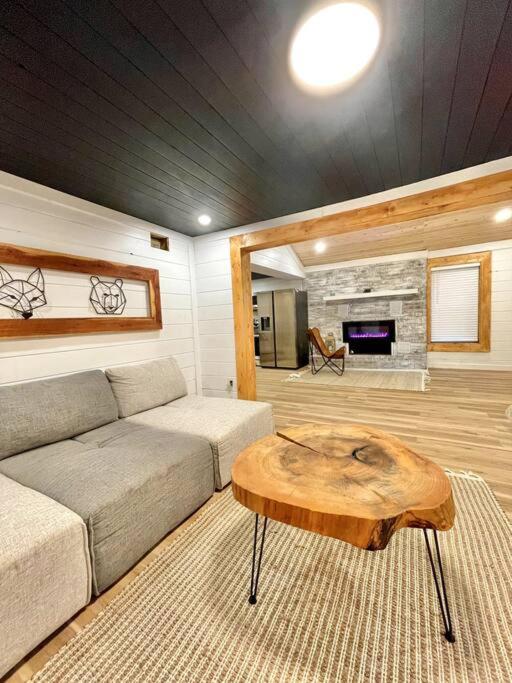 Hot tub/3Bedrooms/Fire place/Renovated view 2