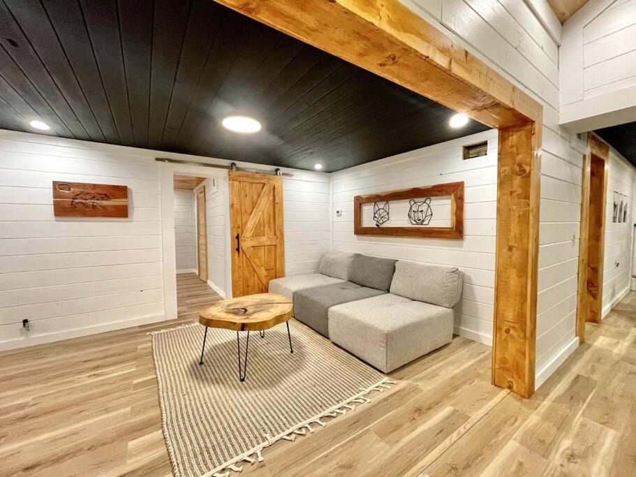 Hot tub/3Bedrooms/Fire place/Renovated view 3