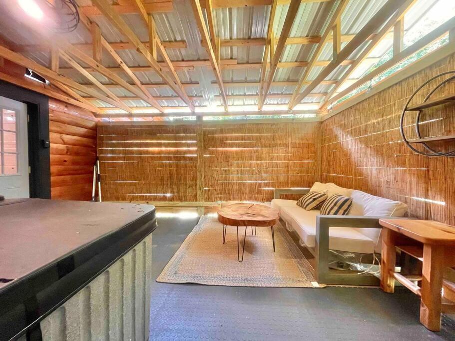 Hot tub/3Bedrooms/Fire place/Renovated view 4