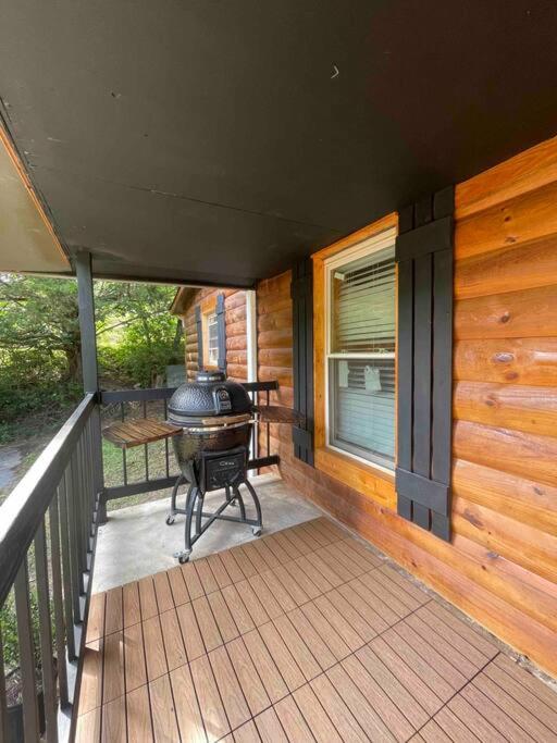 Hot tub/3Bedrooms/Fire place/Renovated view 5