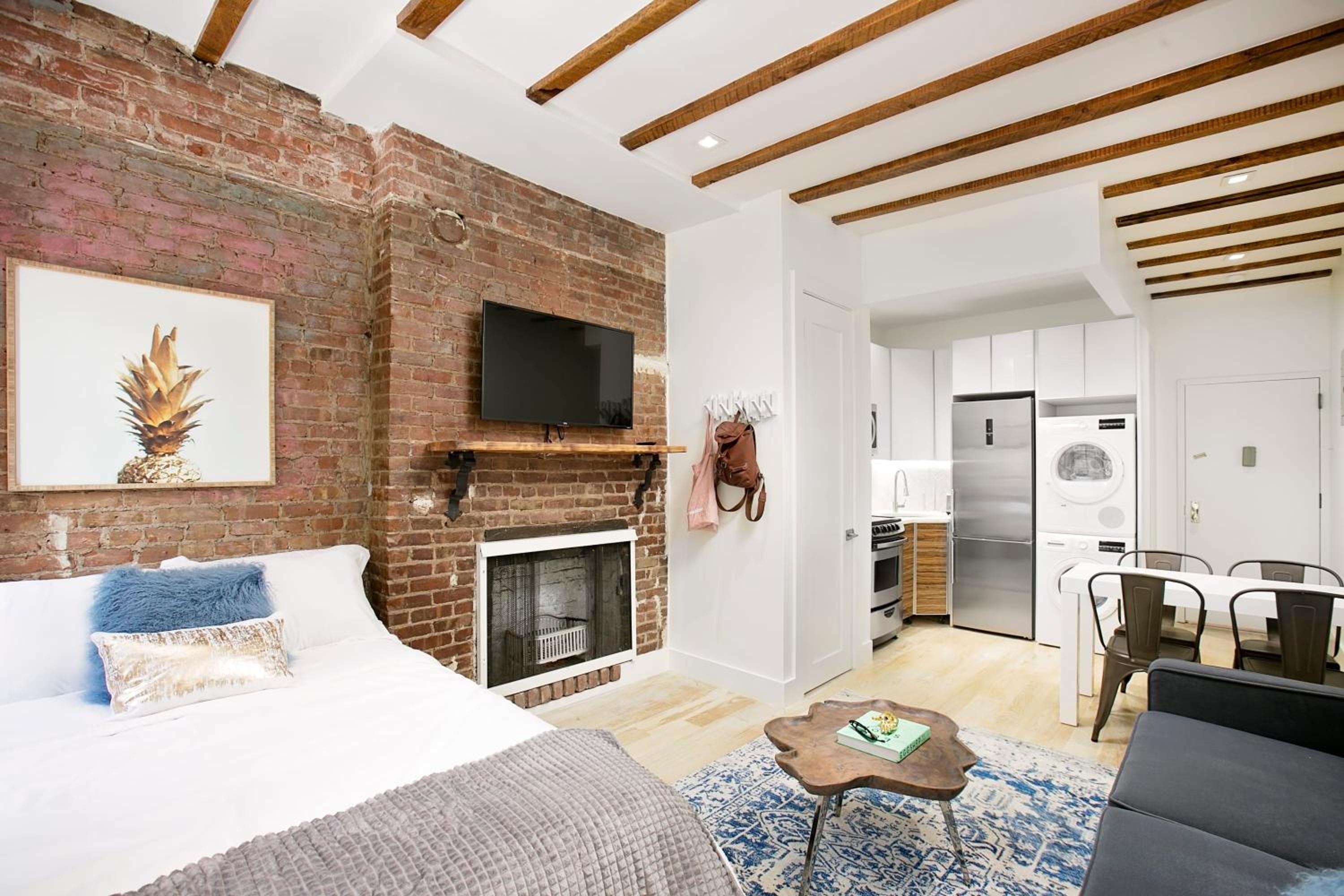 24-6 Gramercy area Newly reno Studio W D in unit