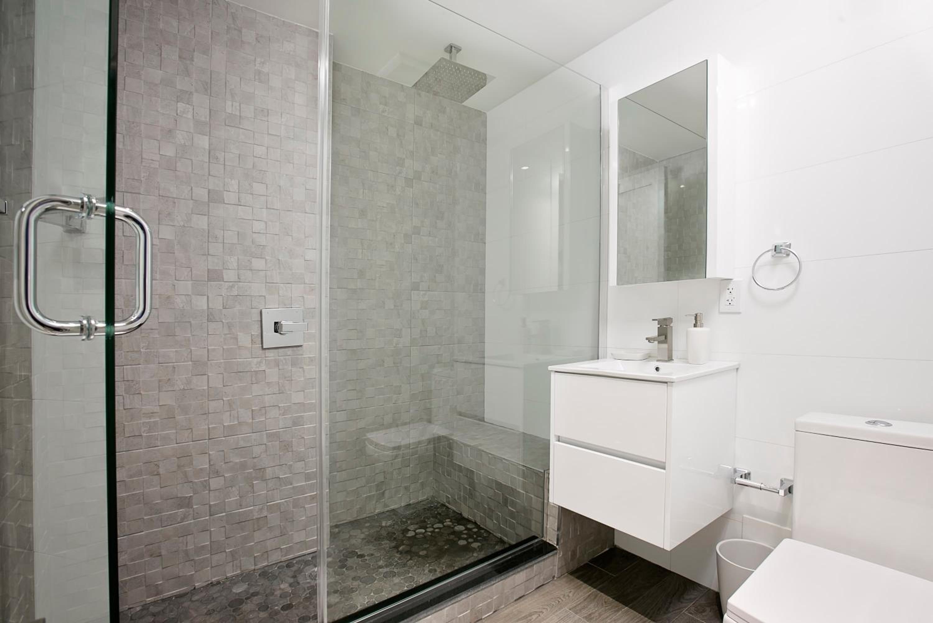 24-6 Gramercy area Newly reno Studio W D in unit