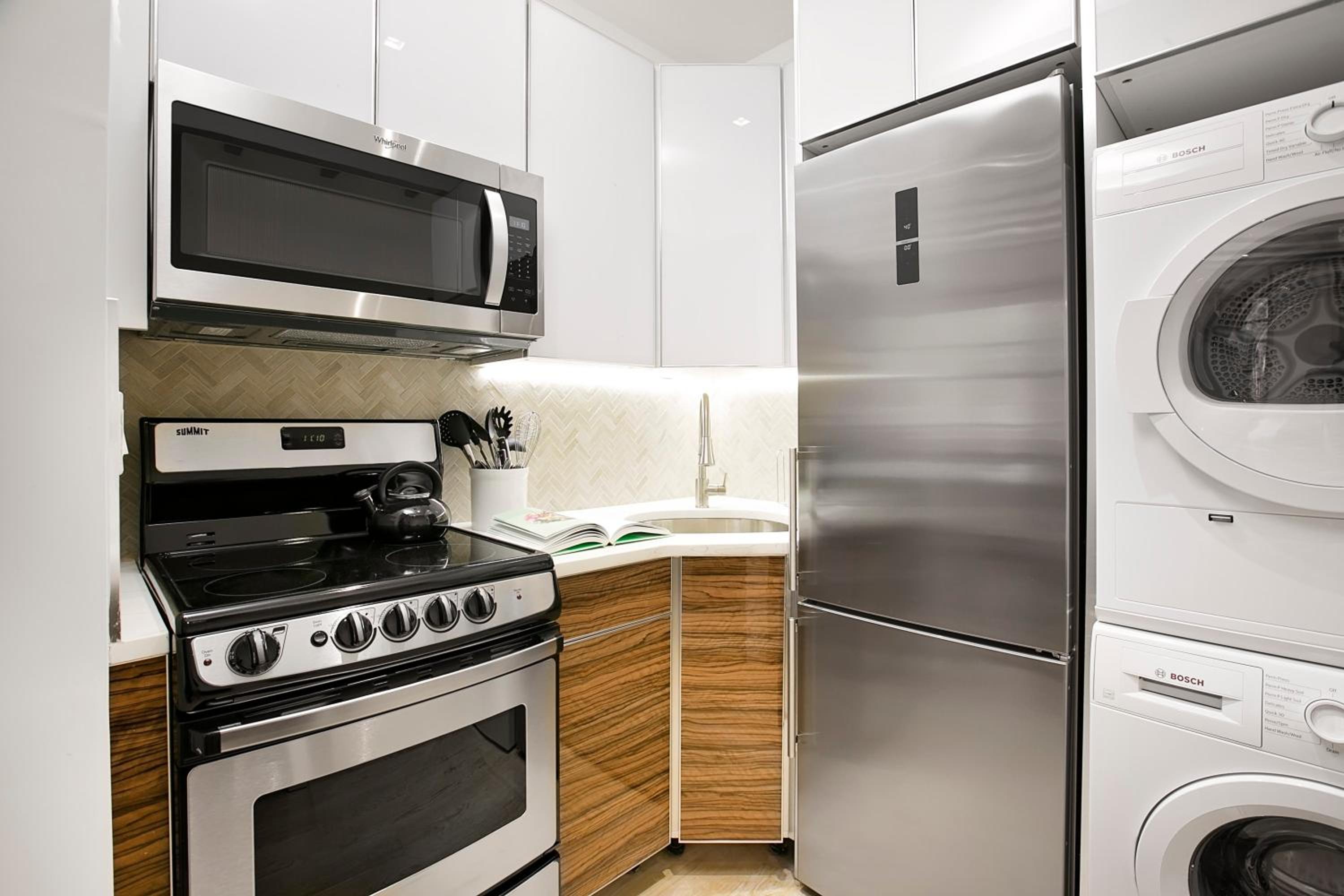 24-6 Gramercy area Newly reno Studio W D in unit