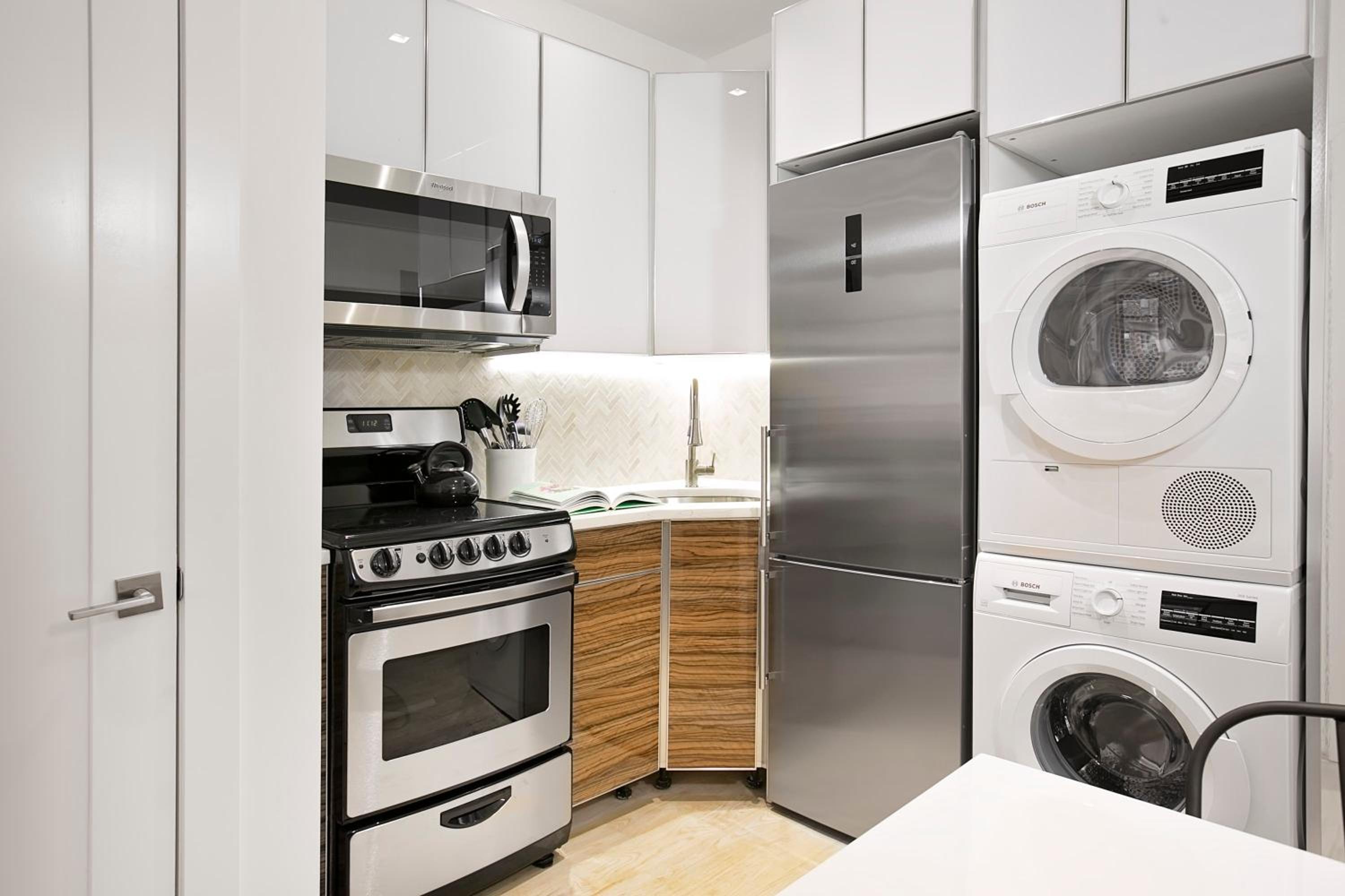 24-6 Gramercy area Newly reno Studio W D in unit