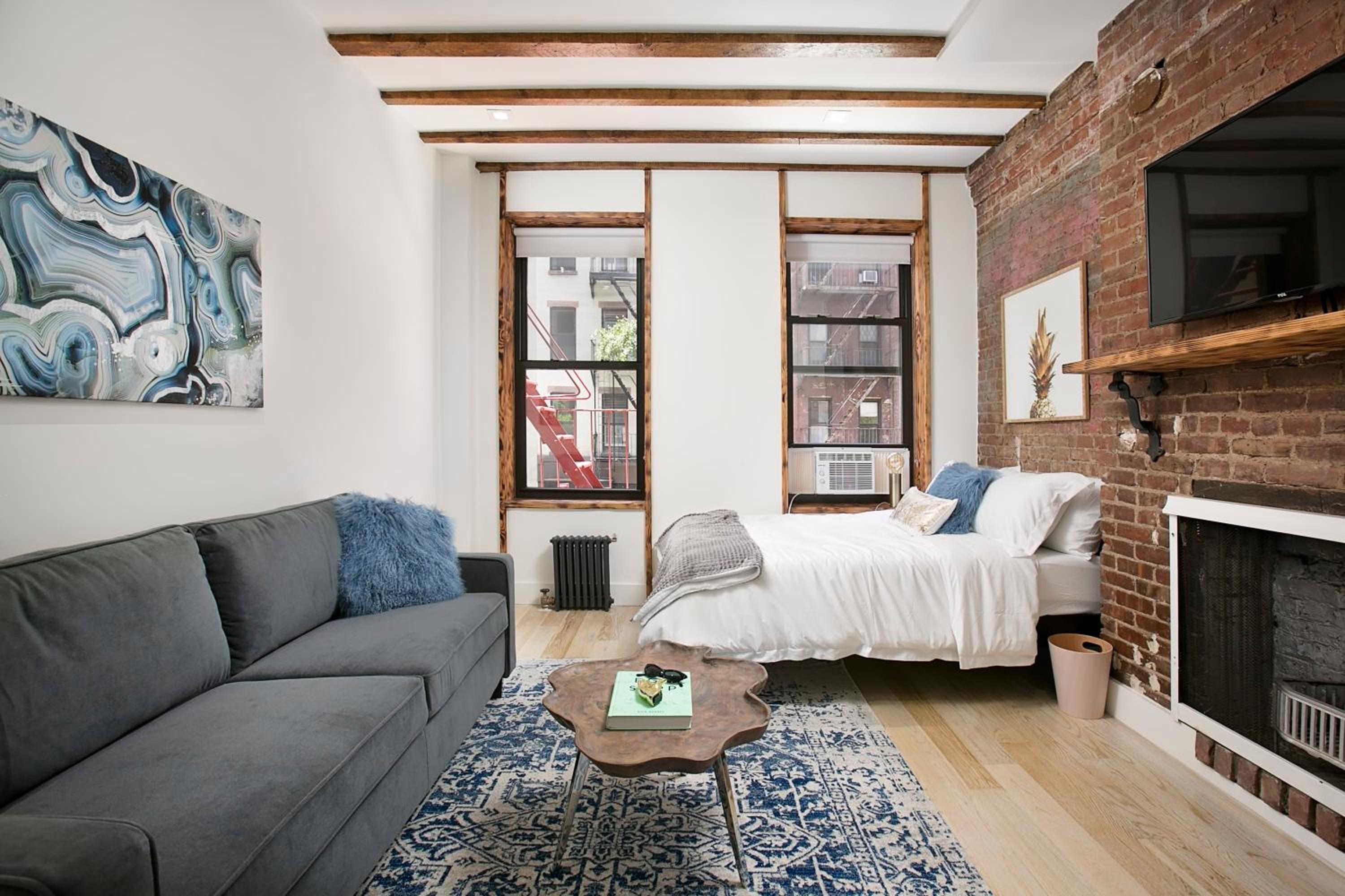 24-6 Gramercy area Newly reno Studio W D in unit