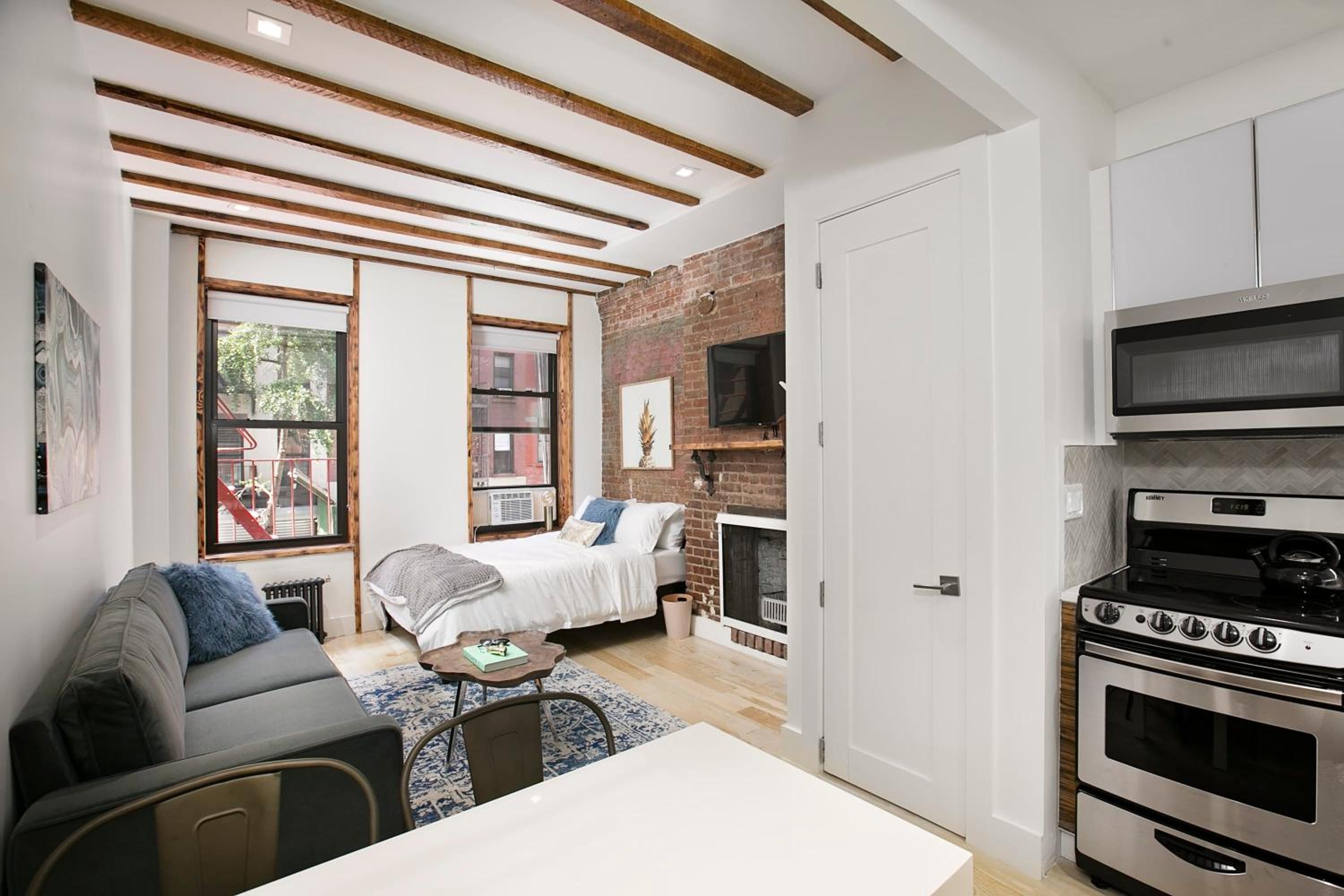 24-6 Gramercy area Newly reno Studio W D in unit