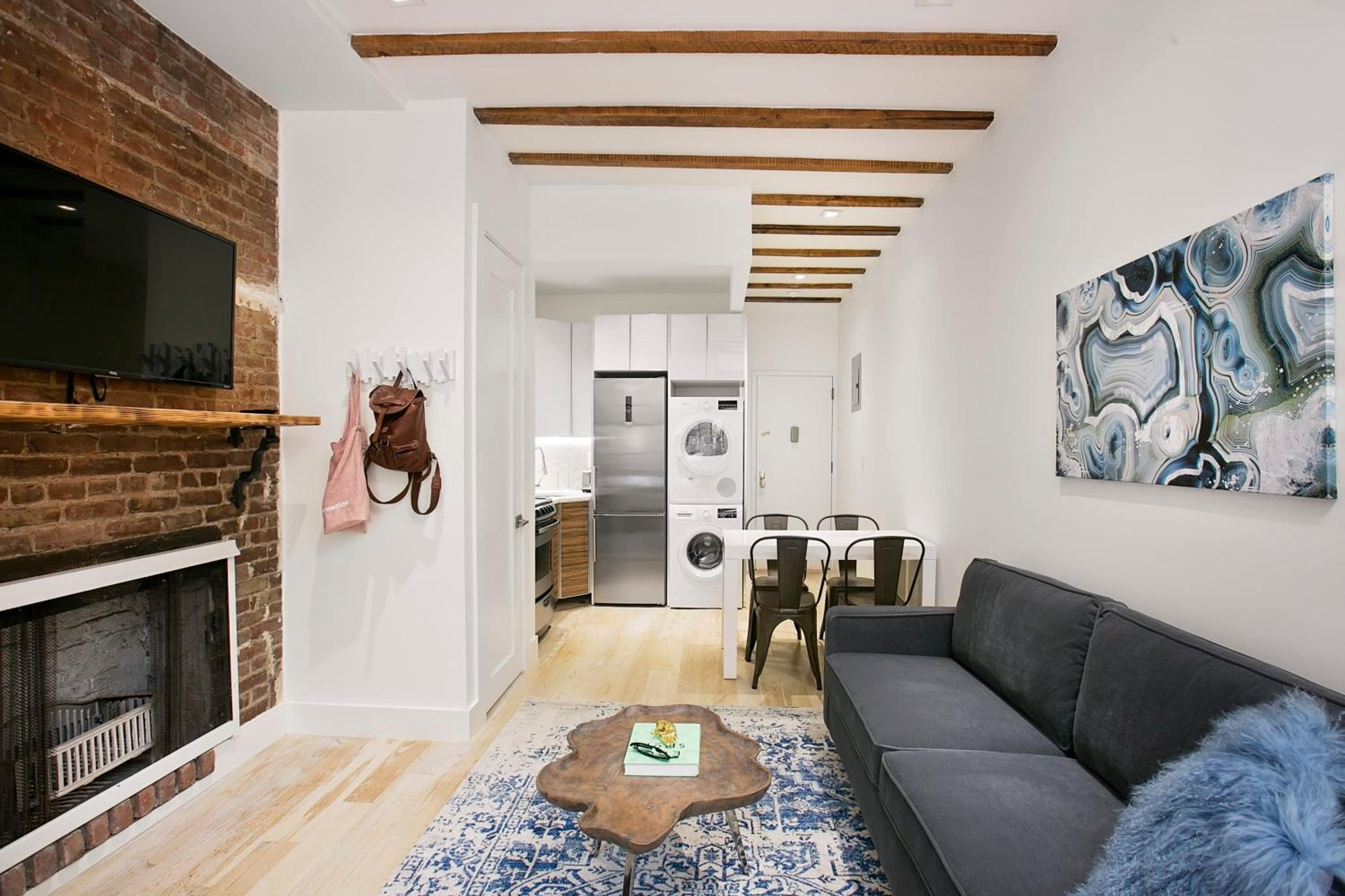 24-6 Gramercy area Newly reno Studio W D in unit