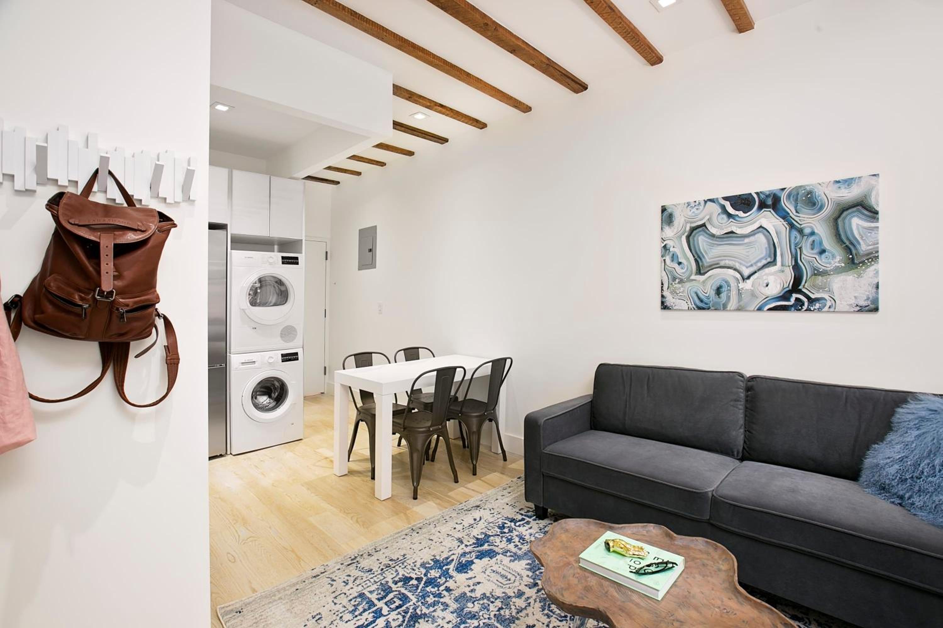 24-6 Gramercy area Newly reno Studio W D in unit