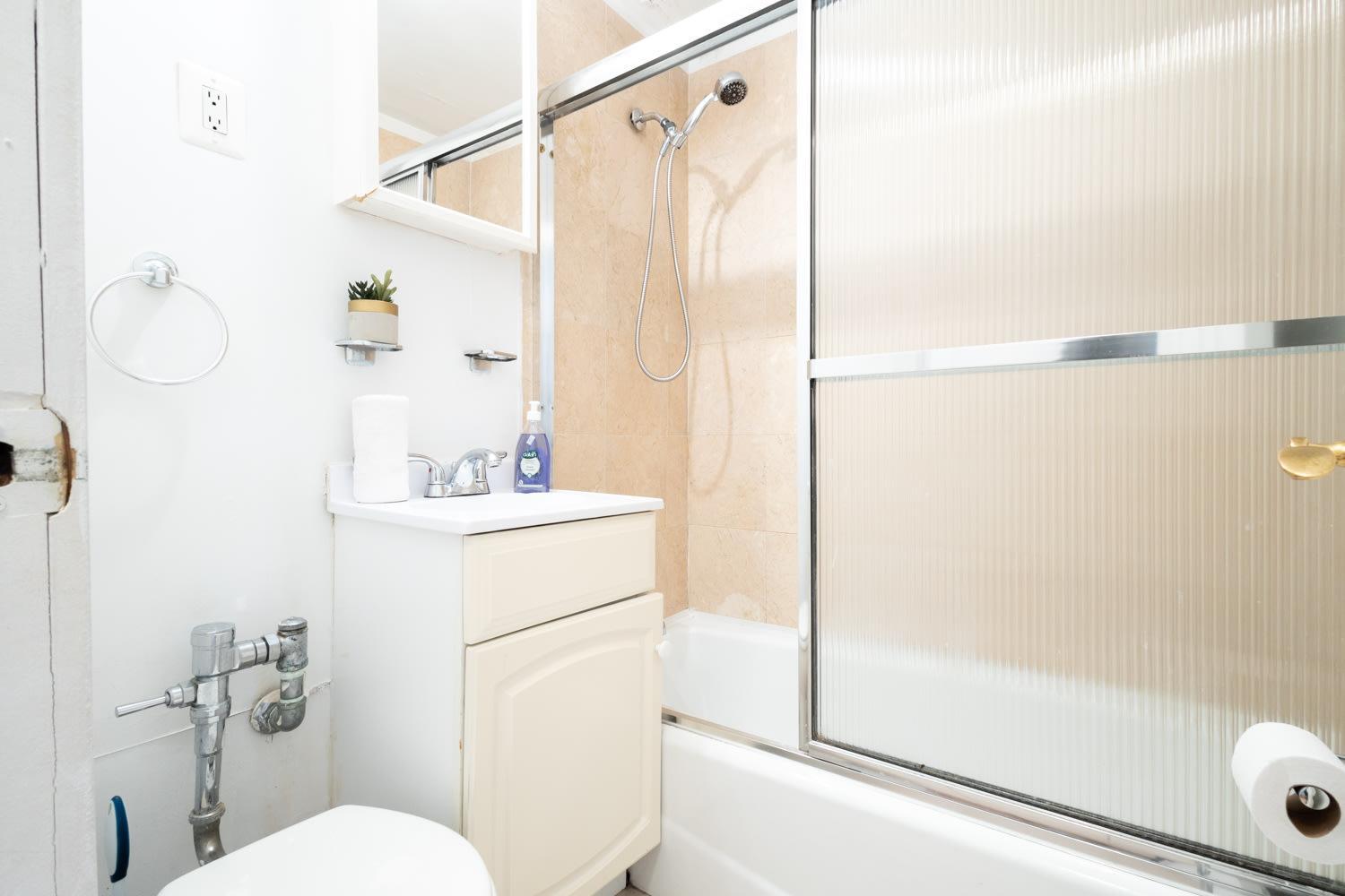 350-GA Spacious Studio Gramercy Sleeps3
