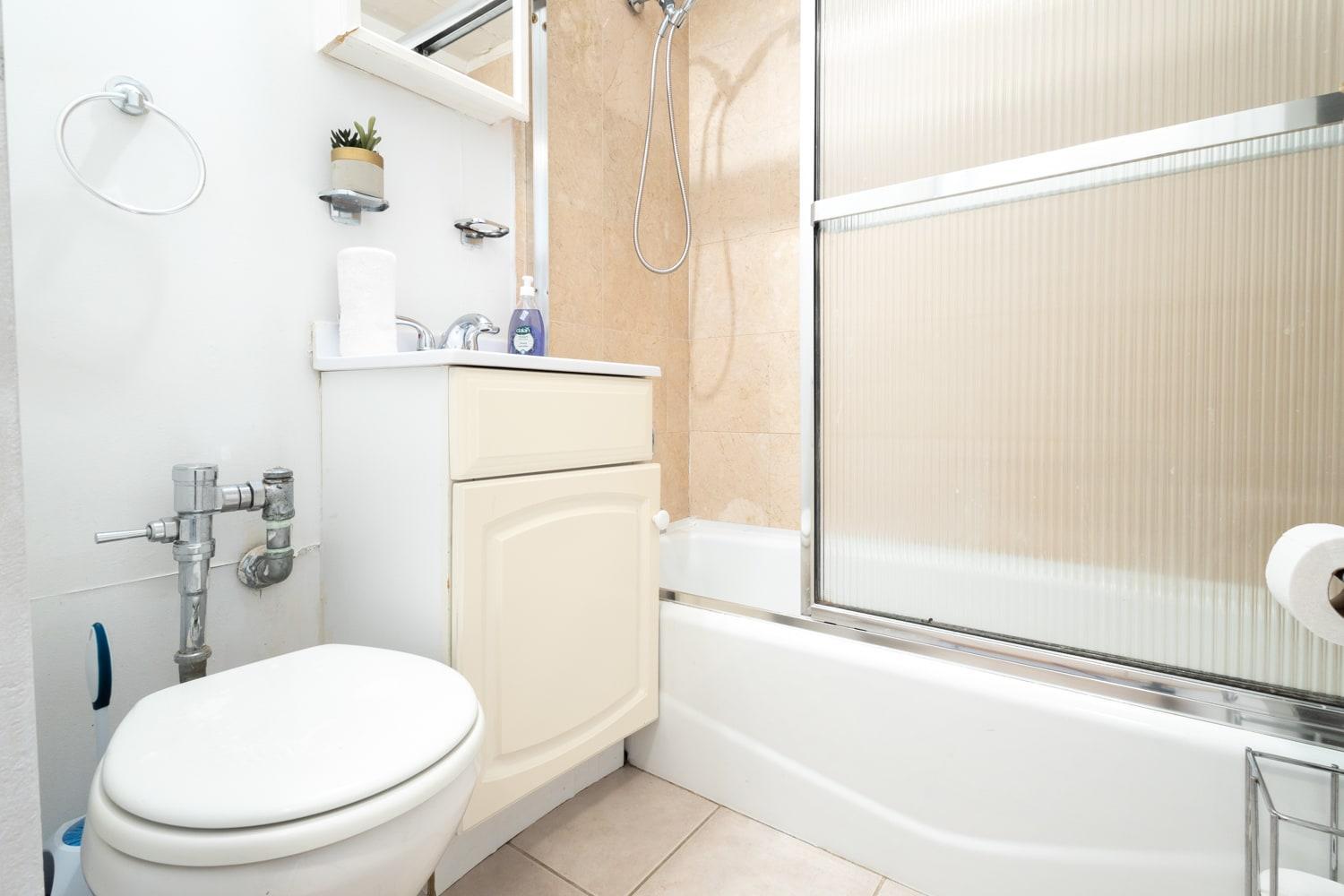 350-GA Spacious Studio Gramercy Sleeps3
