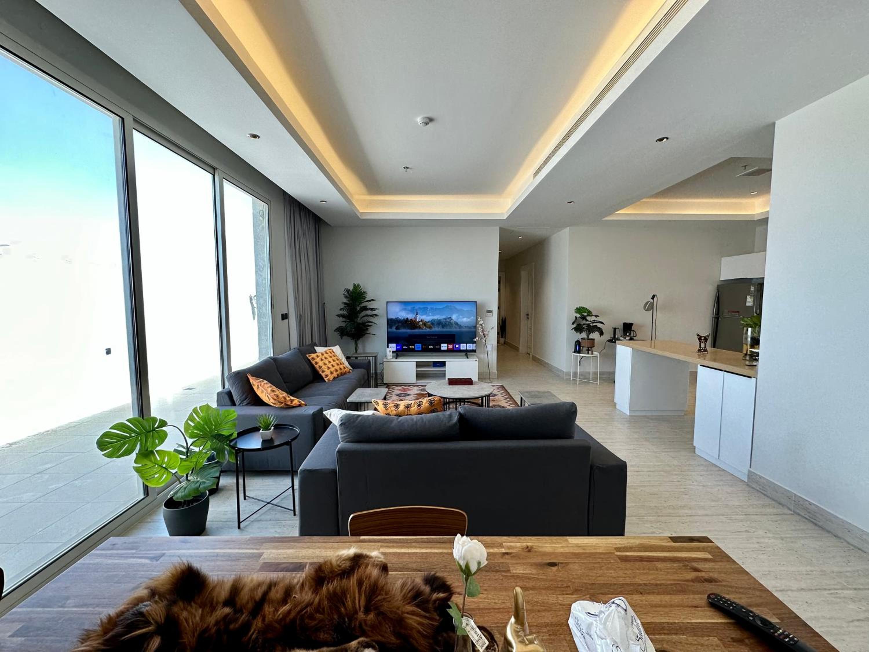great luxary apt in almajdeah with roof