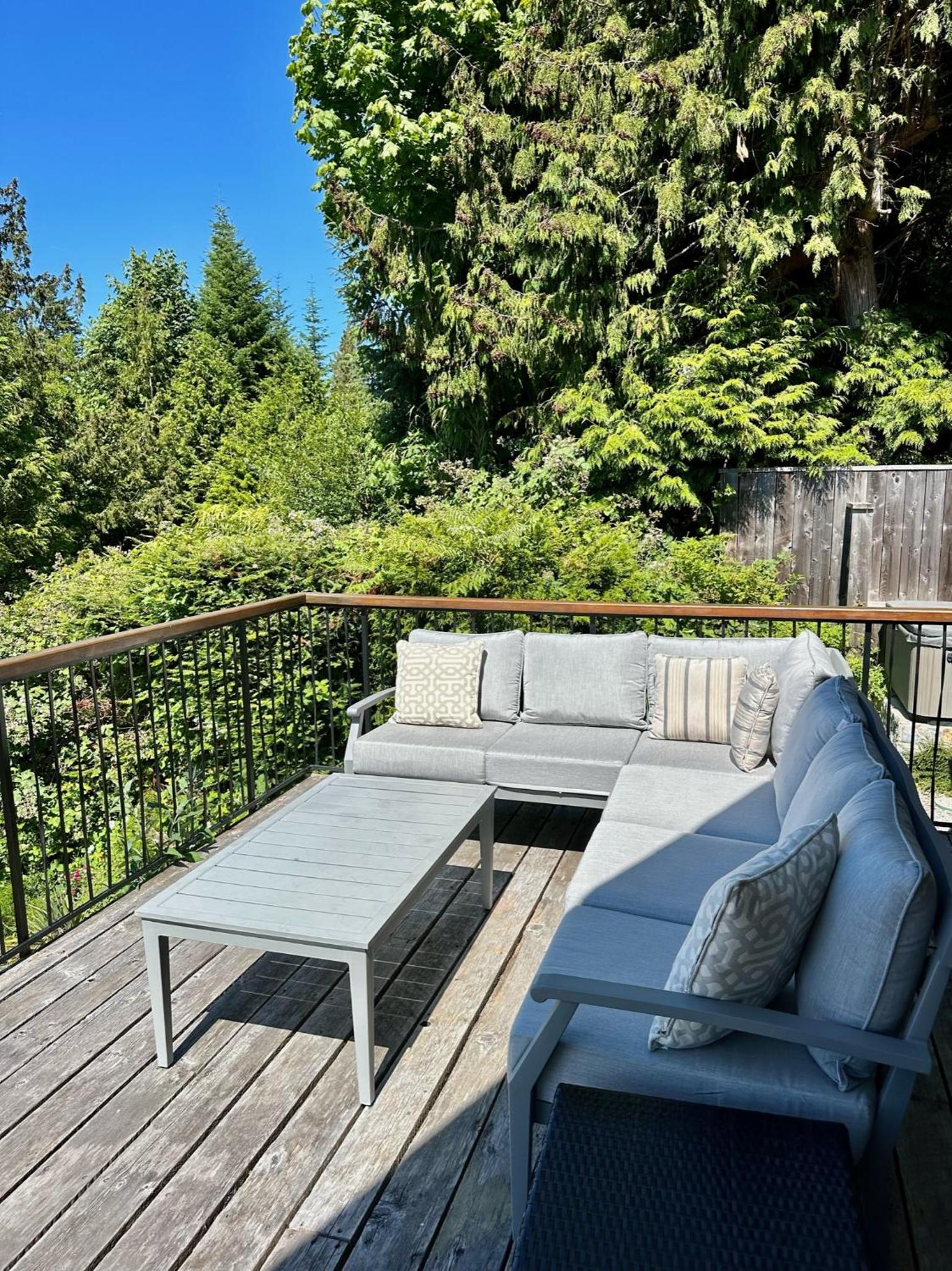 Barooga: Stunning View Home in Halfmoon Bay, Canada
