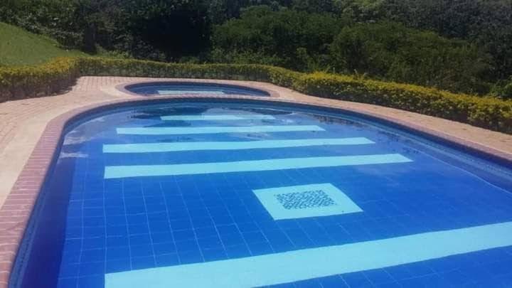 Apt hogareño, amplio 6 personas piscina, balcón, parqueadero,Excelente ubicación