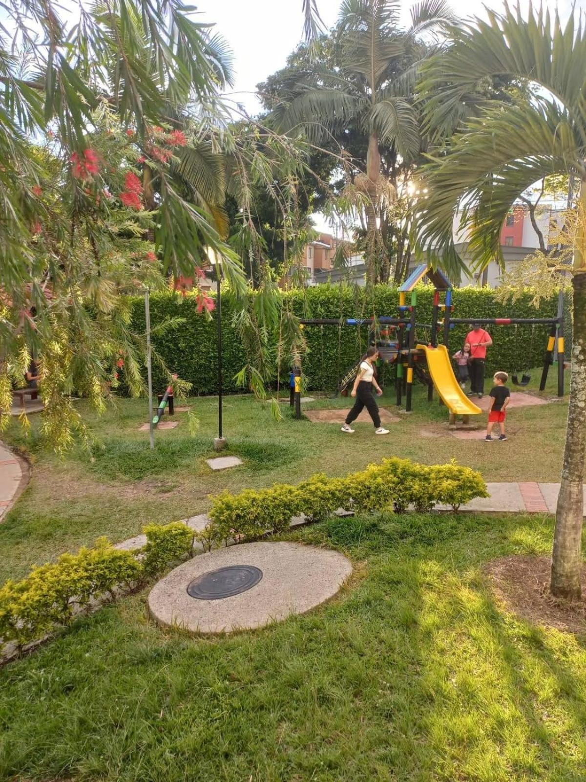 Apt hogareño, amplio 6 personas piscina, balcón, parqueadero,Excelente ubicación