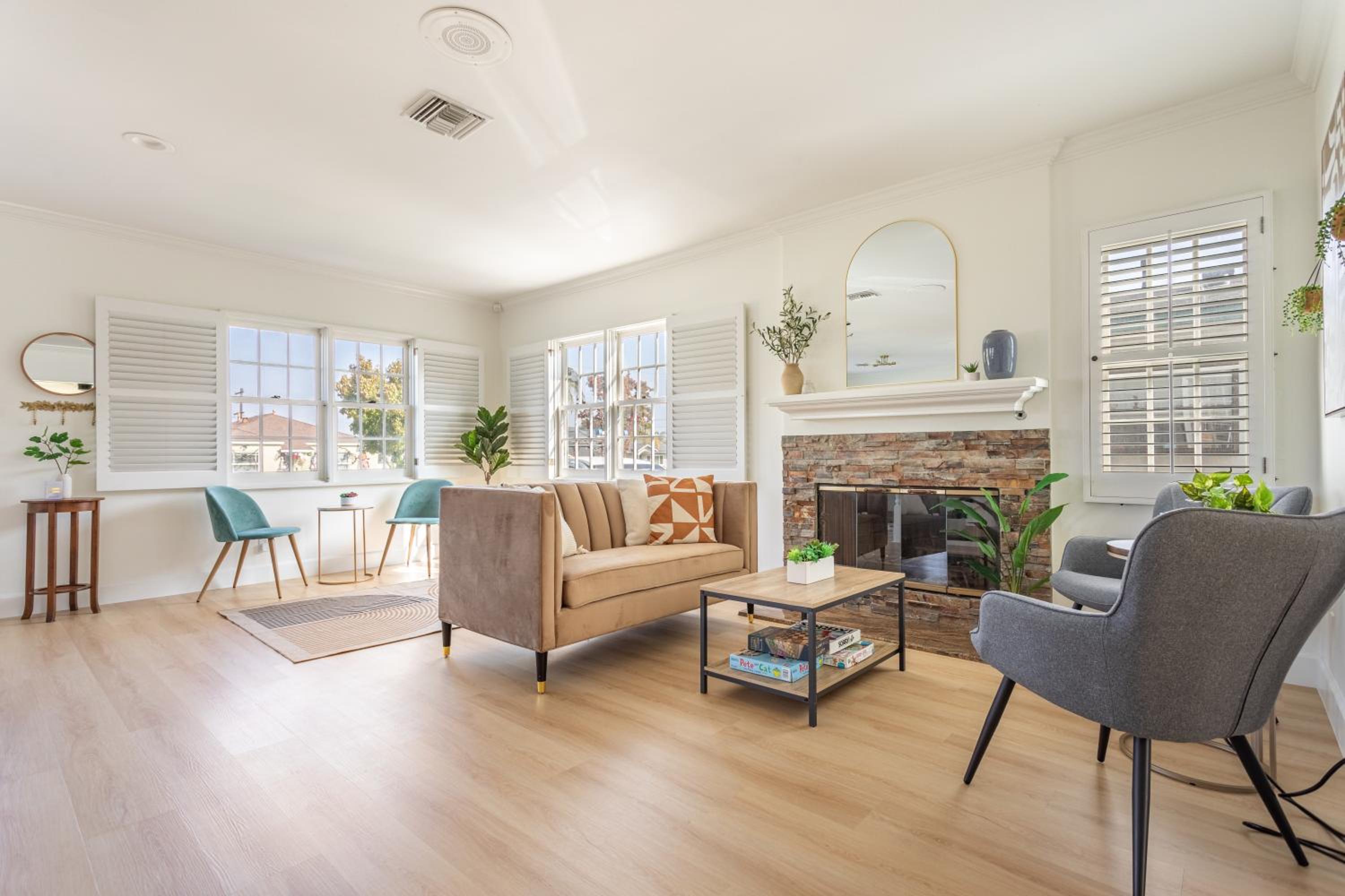 Modern Spacious Sunny Los Angeles Retreat view 4