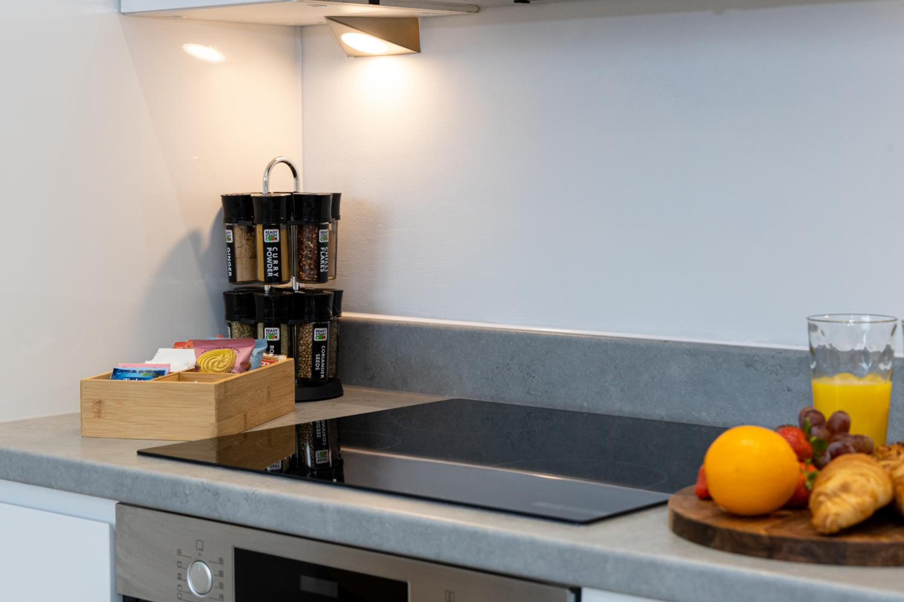 Bright Stylish Studio Apartment in Old Trafford view 3