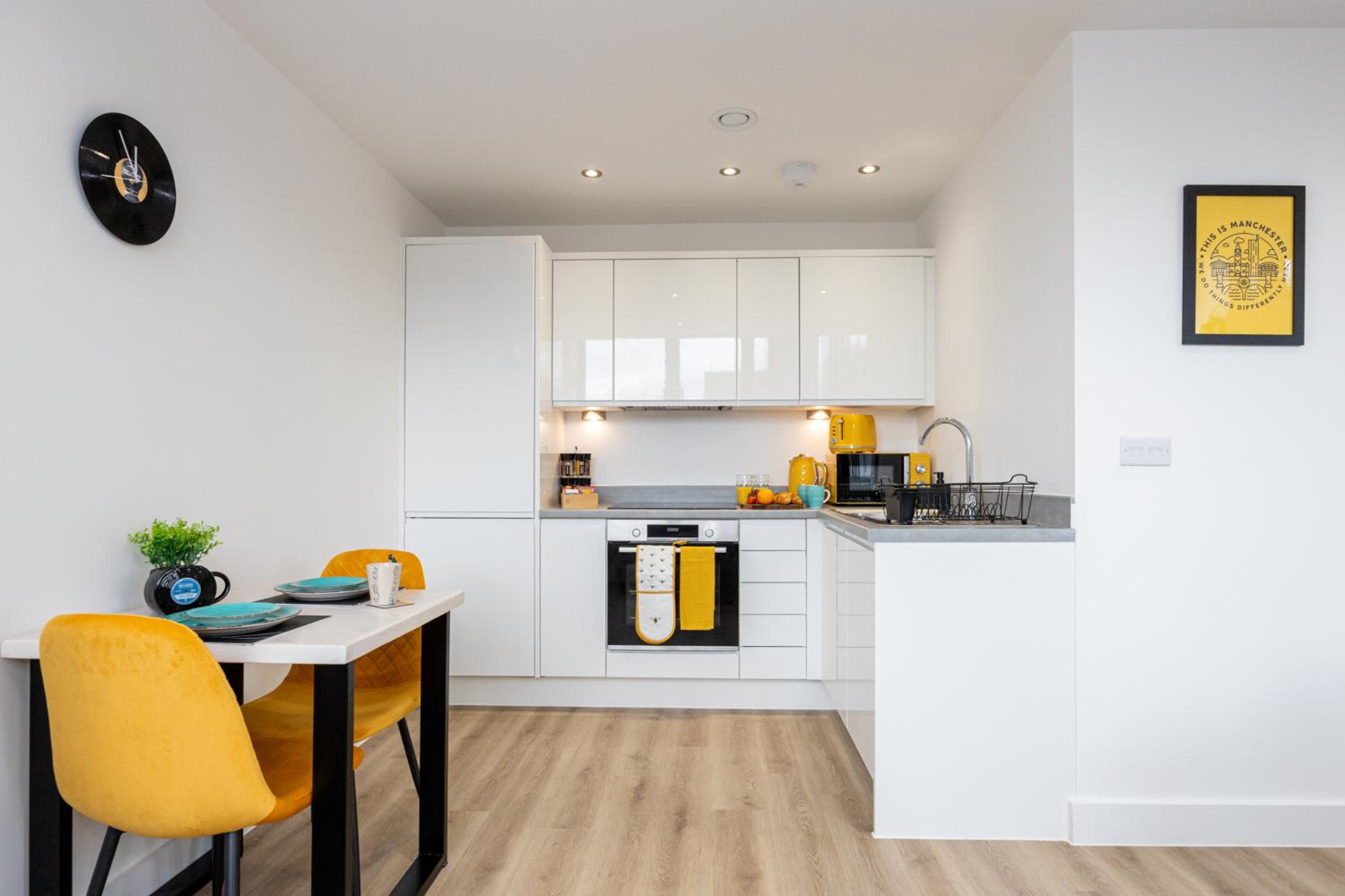 Bright Stylish Studio Apartment in Old Trafford view 4