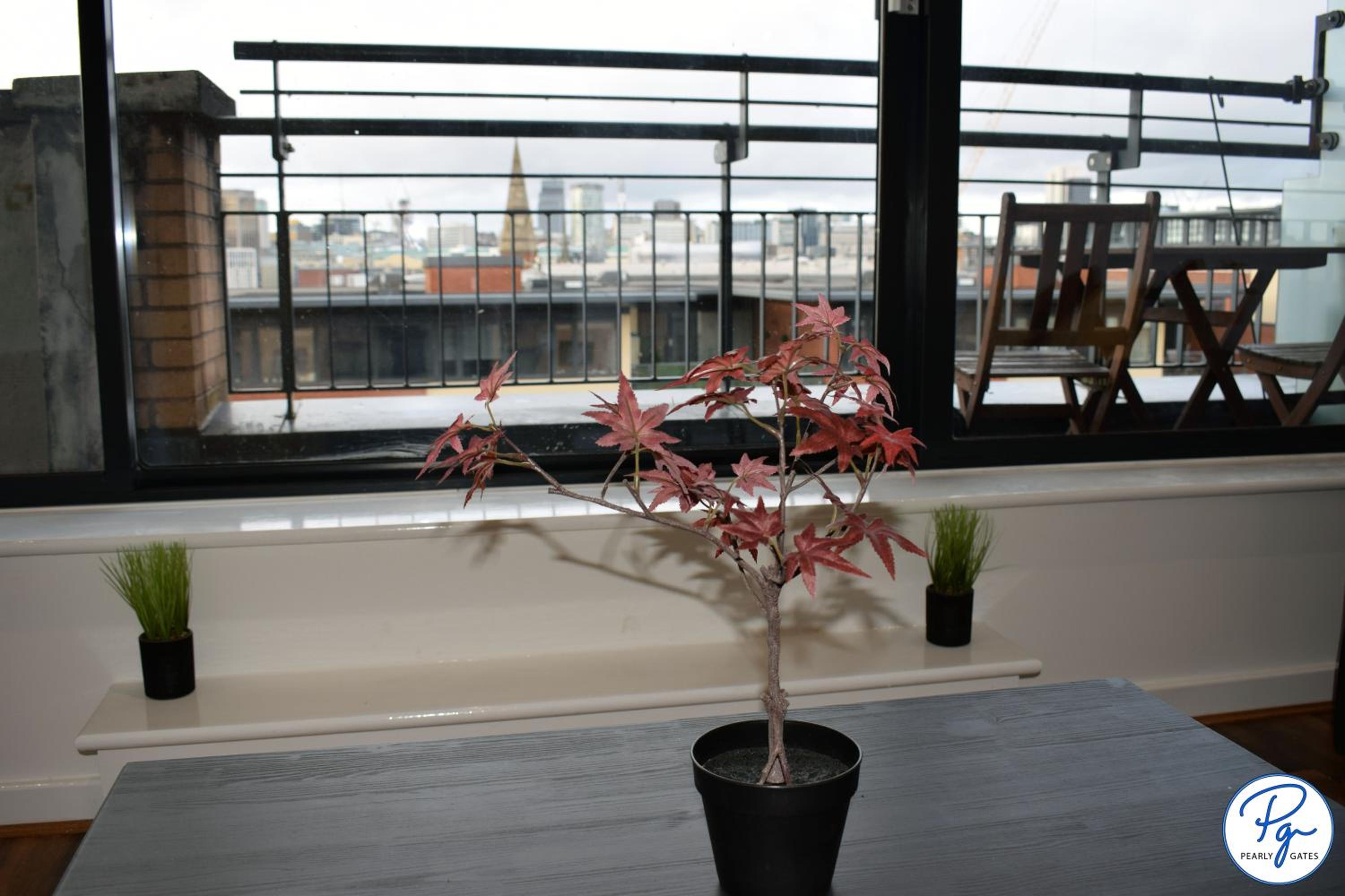 Penthouse - Amazing City Skyline Views - Balcony - FREE extra 2 hours - FREE Parking - Utilita Arena - Bullring Shopping - New St Station- Super King Size  view 5