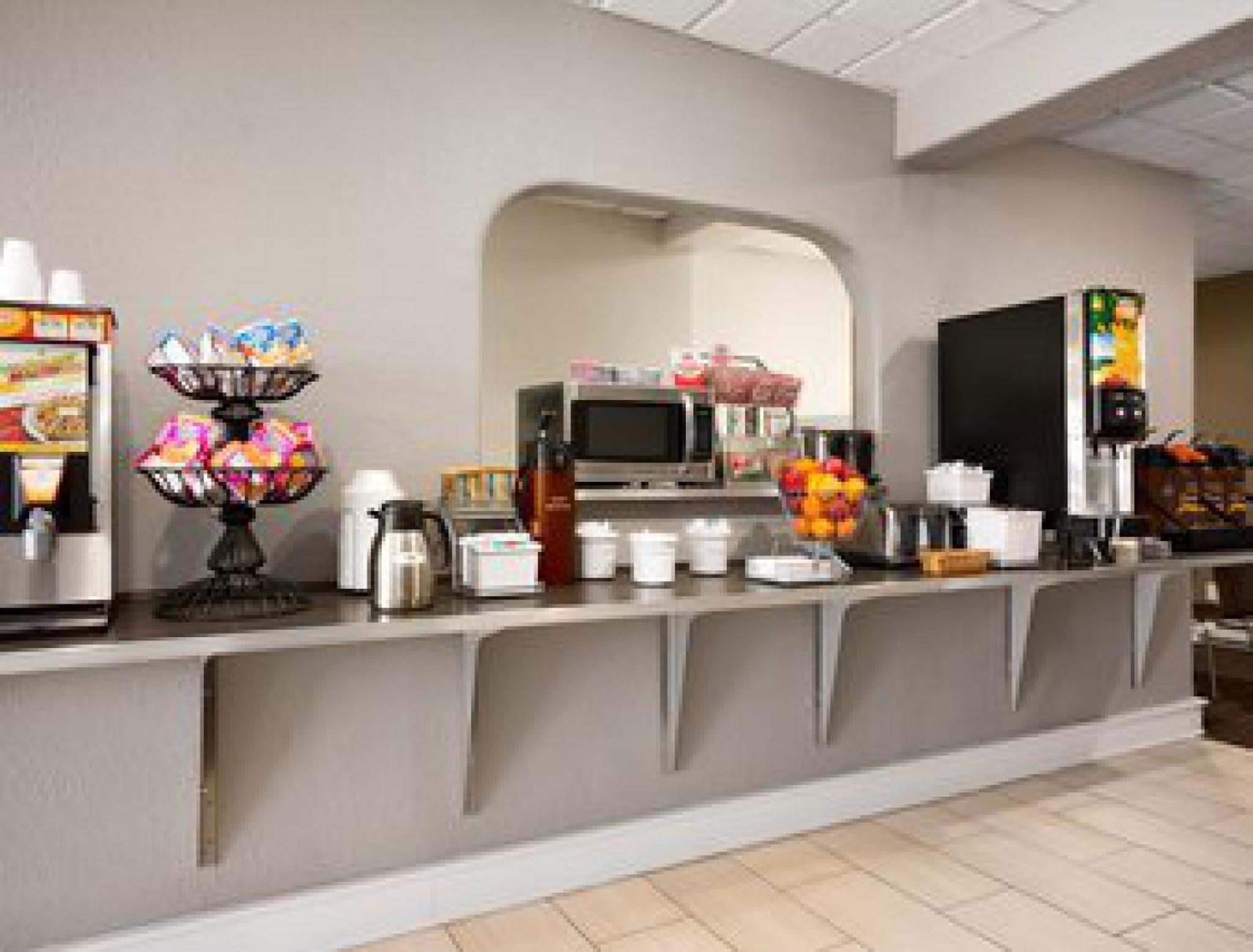 Wytheville Vacations - Super 8 by Wyndham Wytheville - Property Image 16