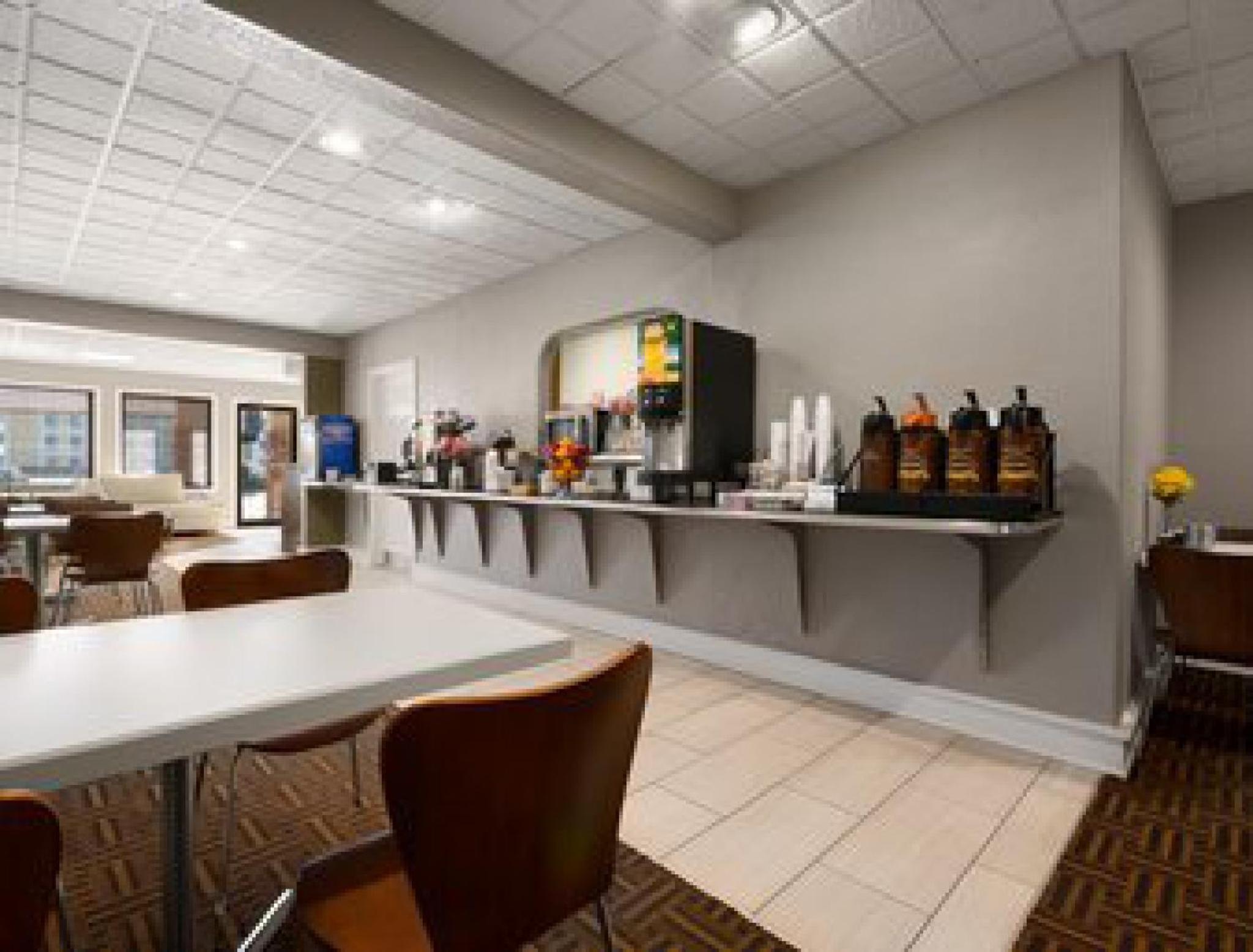 Wytheville Vacations - Super 8 by Wyndham Wytheville - Property Image 41