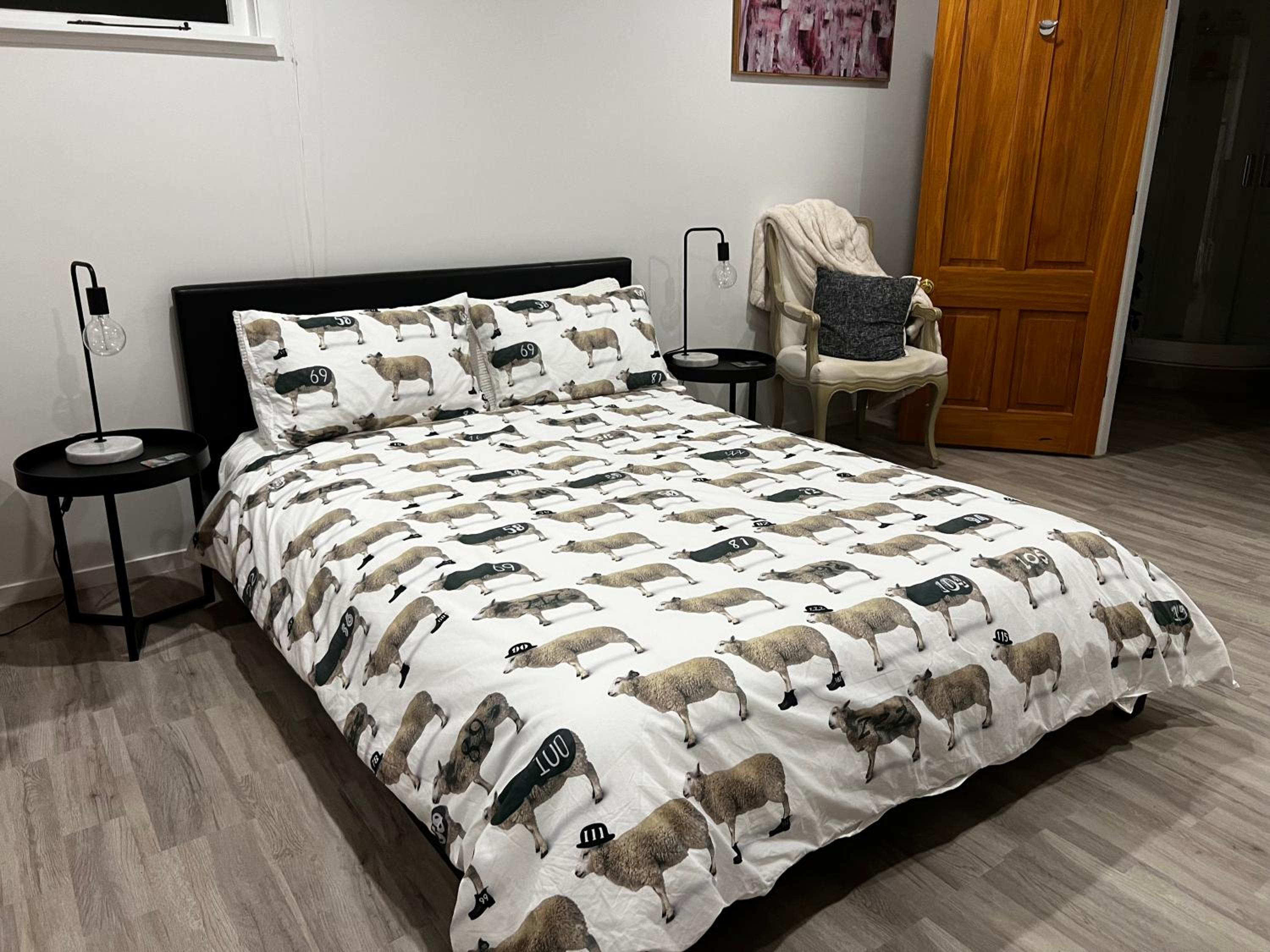 Short Stay- YOUR OWN GUESTHOUSE! view 5