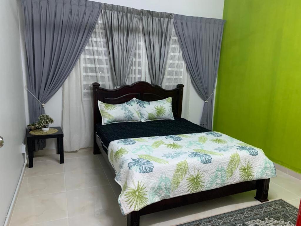 ALEENA STAYCATION @ APARTMENT TOK PELAM PANTAI BATU BURUK