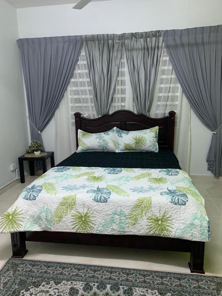 ALEENA STAYCATION @ APARTMENT TOK PELAM PANTAI BATU BURUK