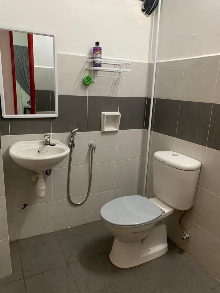 ALEENA STAYCATION @ APARTMENT TOK PELAM PANTAI BATU BURUK