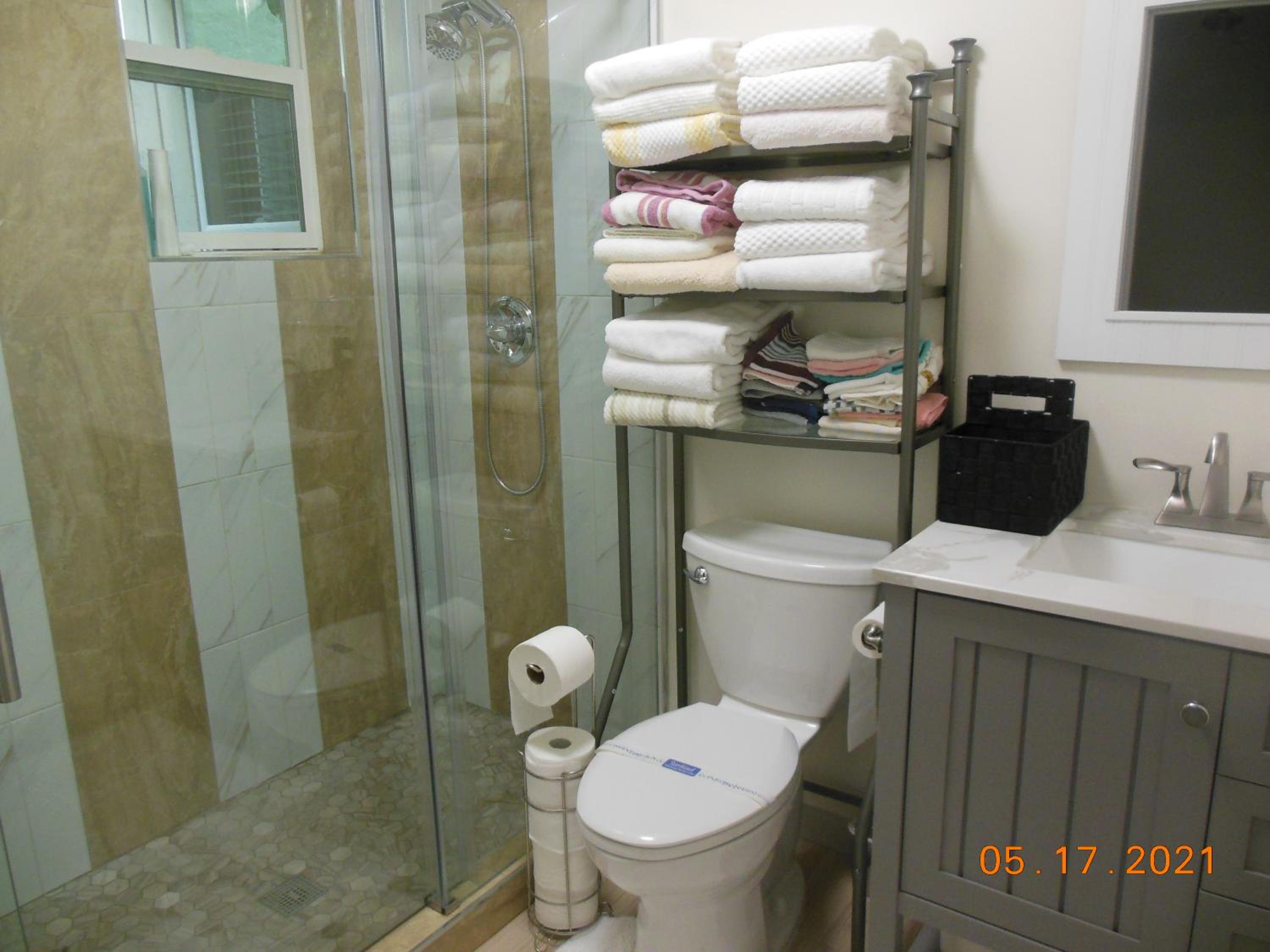 Alameda 2 BR 2 BA Apt, AC, 3 blocks to beach & shopping center & free parking view 5