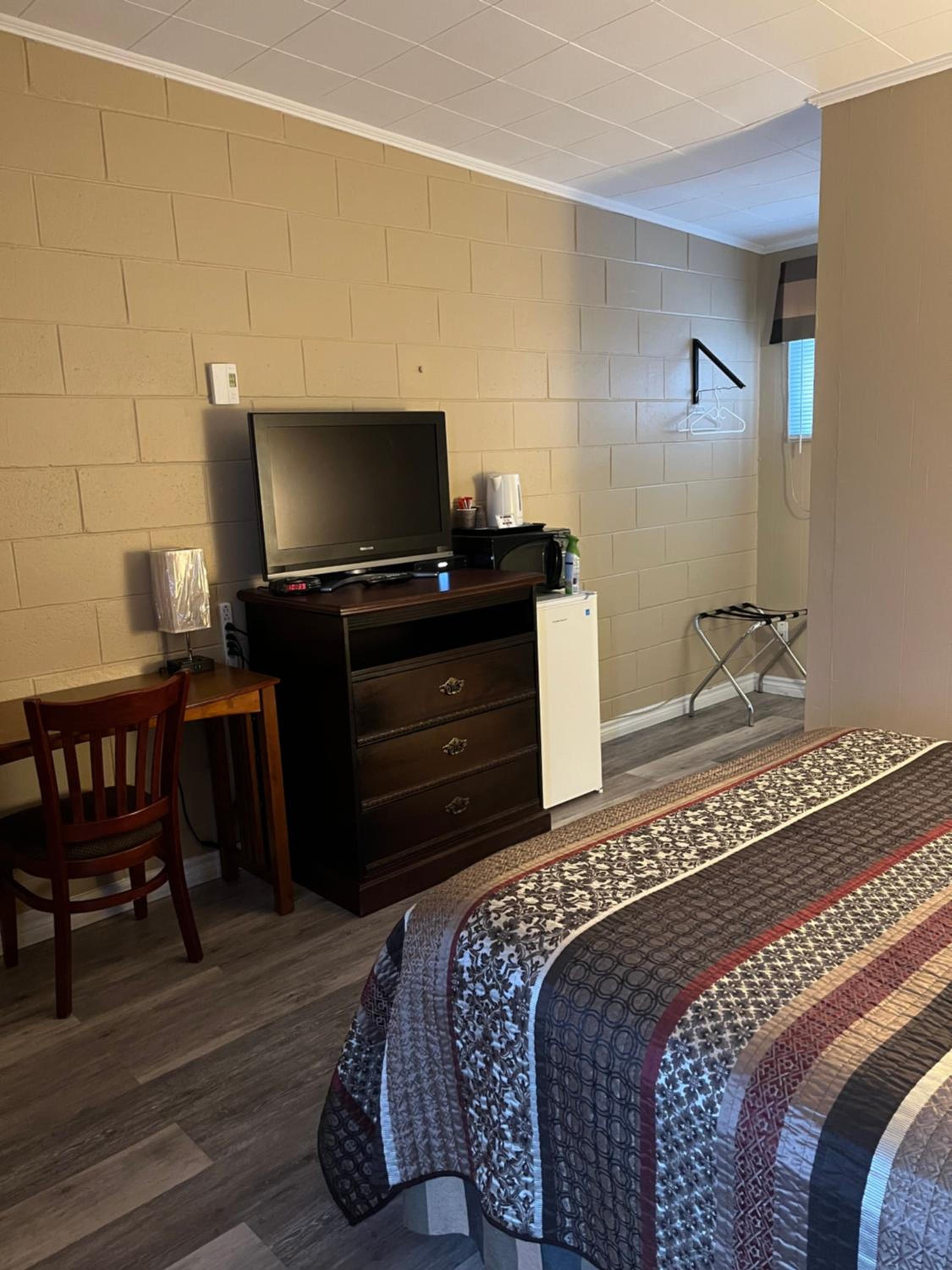 Pine Grove Motel - Image 4