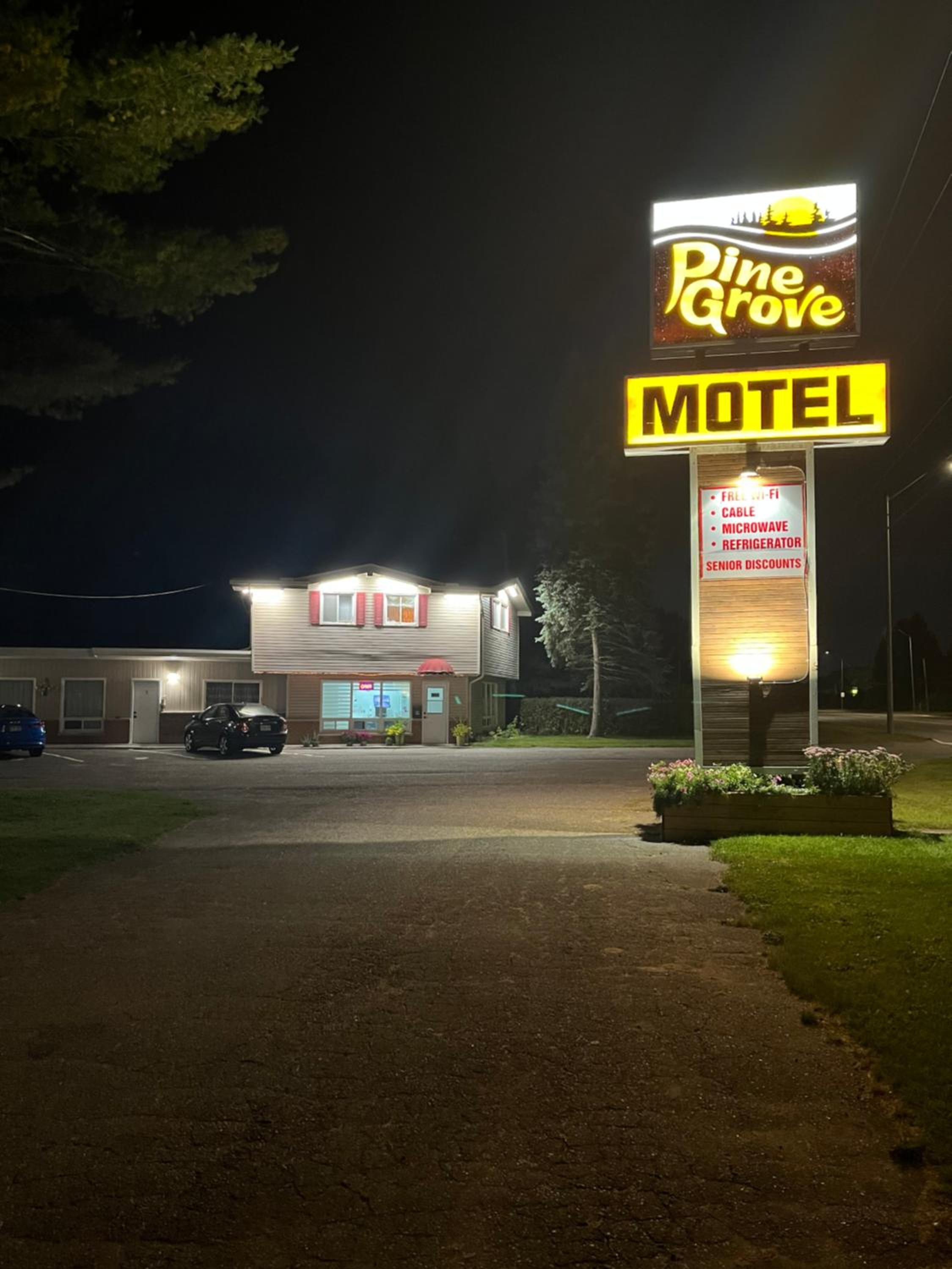 Pine Grove Motel - Image 2