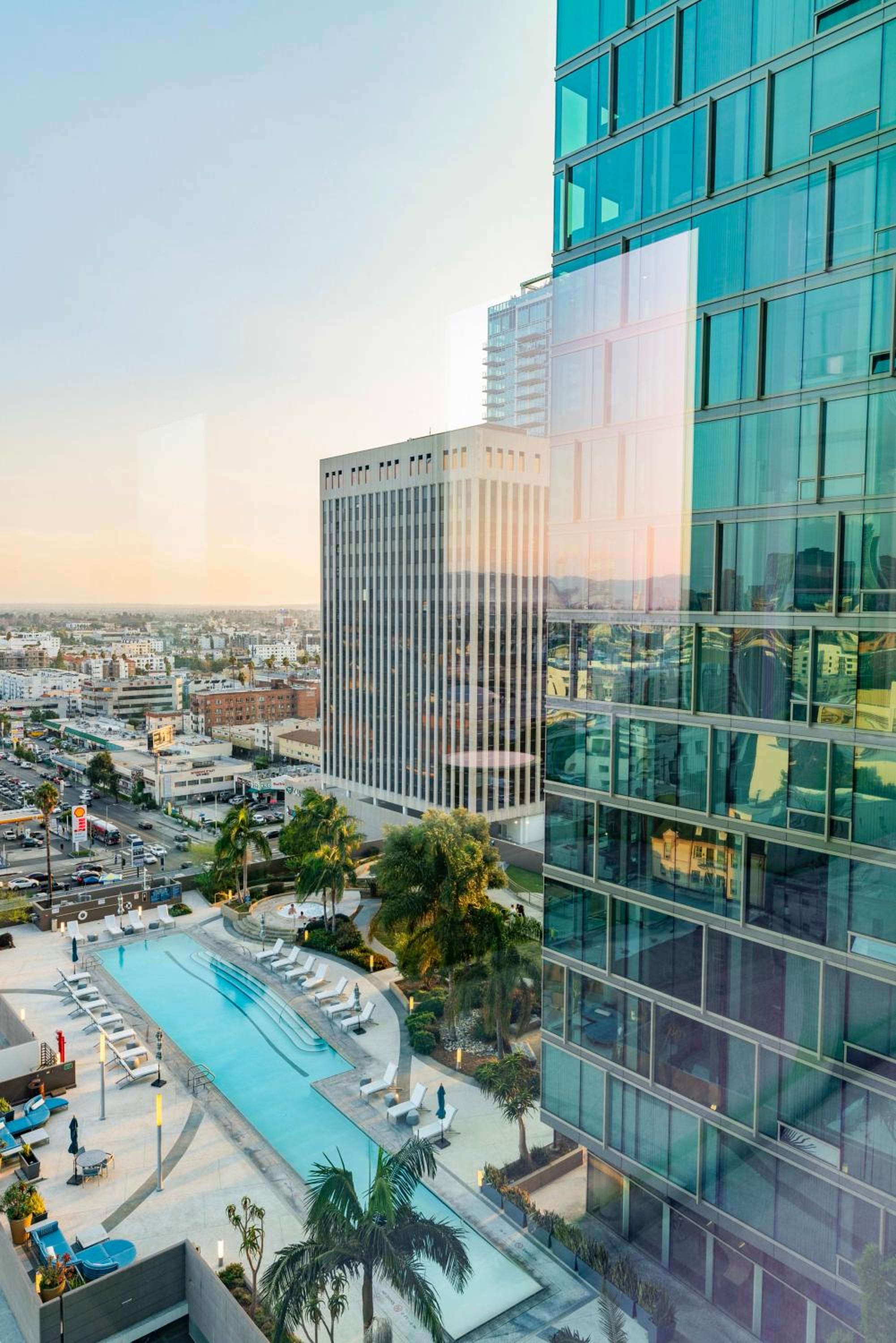 2BR Highrise Hollywood Luxury vt