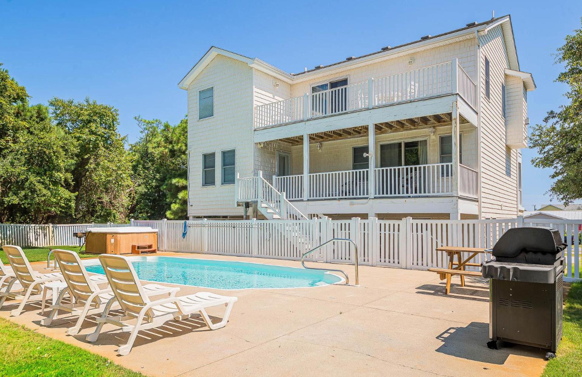 King BEEch - Southern Shores, 300 Yds to Beach, Ocean View, Pool, Hot Hub, Fenced Yard