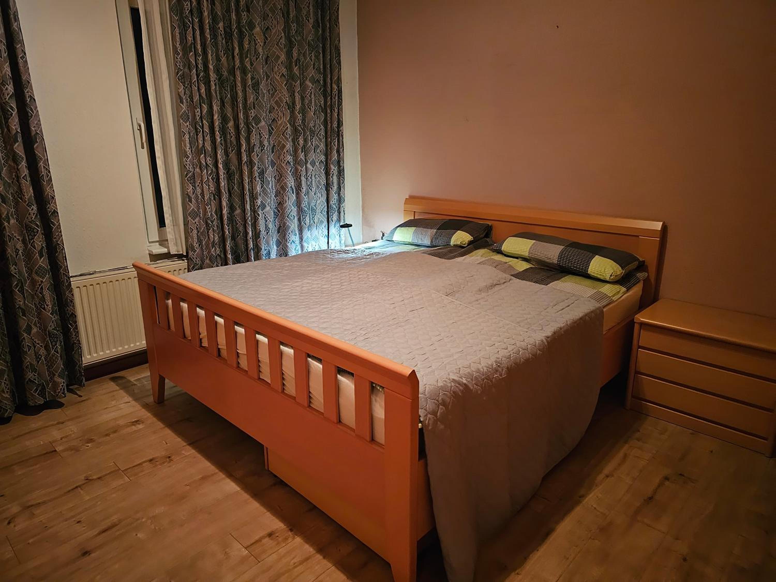 135qm 4 Zimmer Ferienwohnung in Stadtnähe, Wintergarten Parkplatz