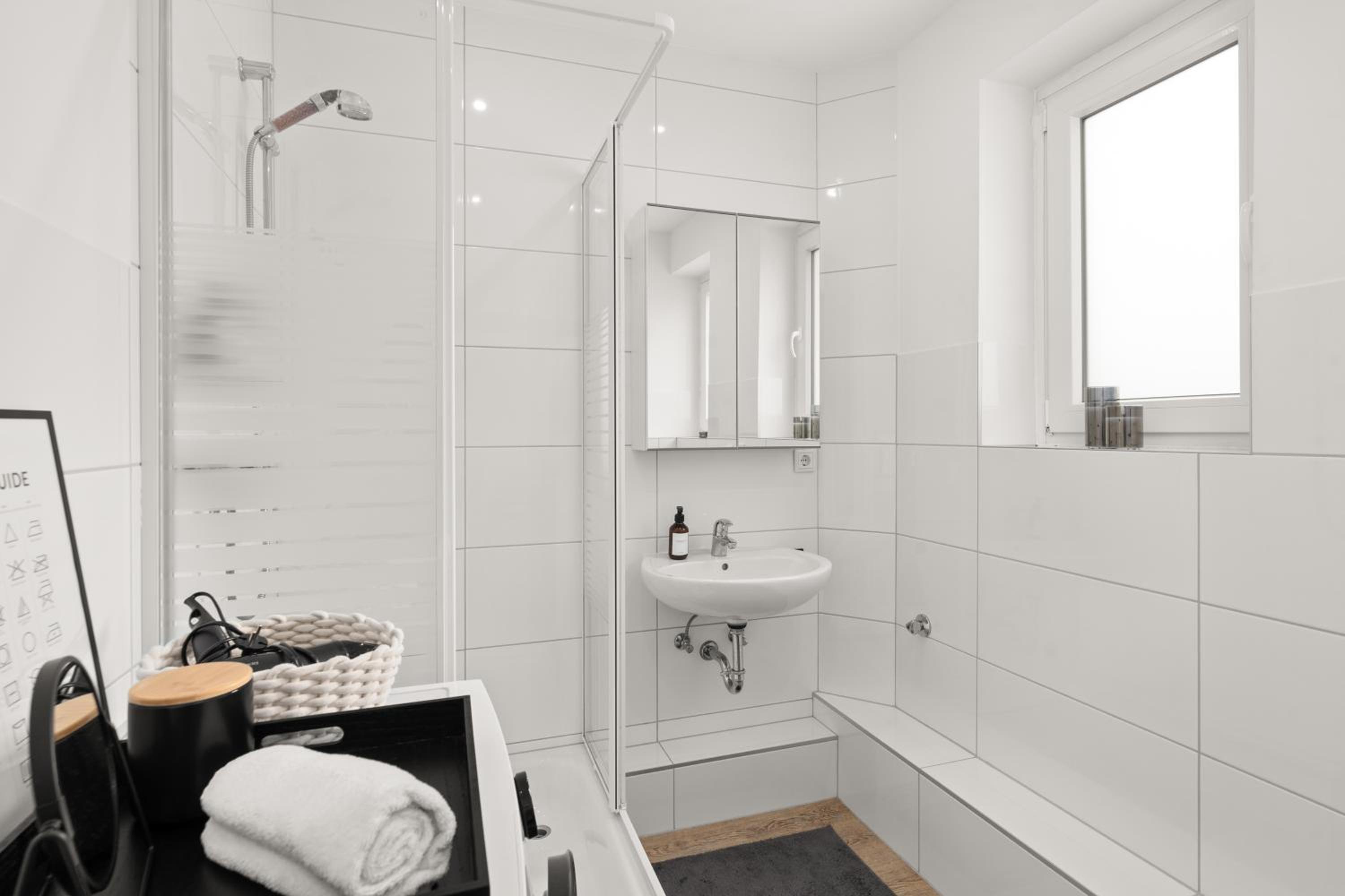 SHINY HOMES - Elegant City Apartments