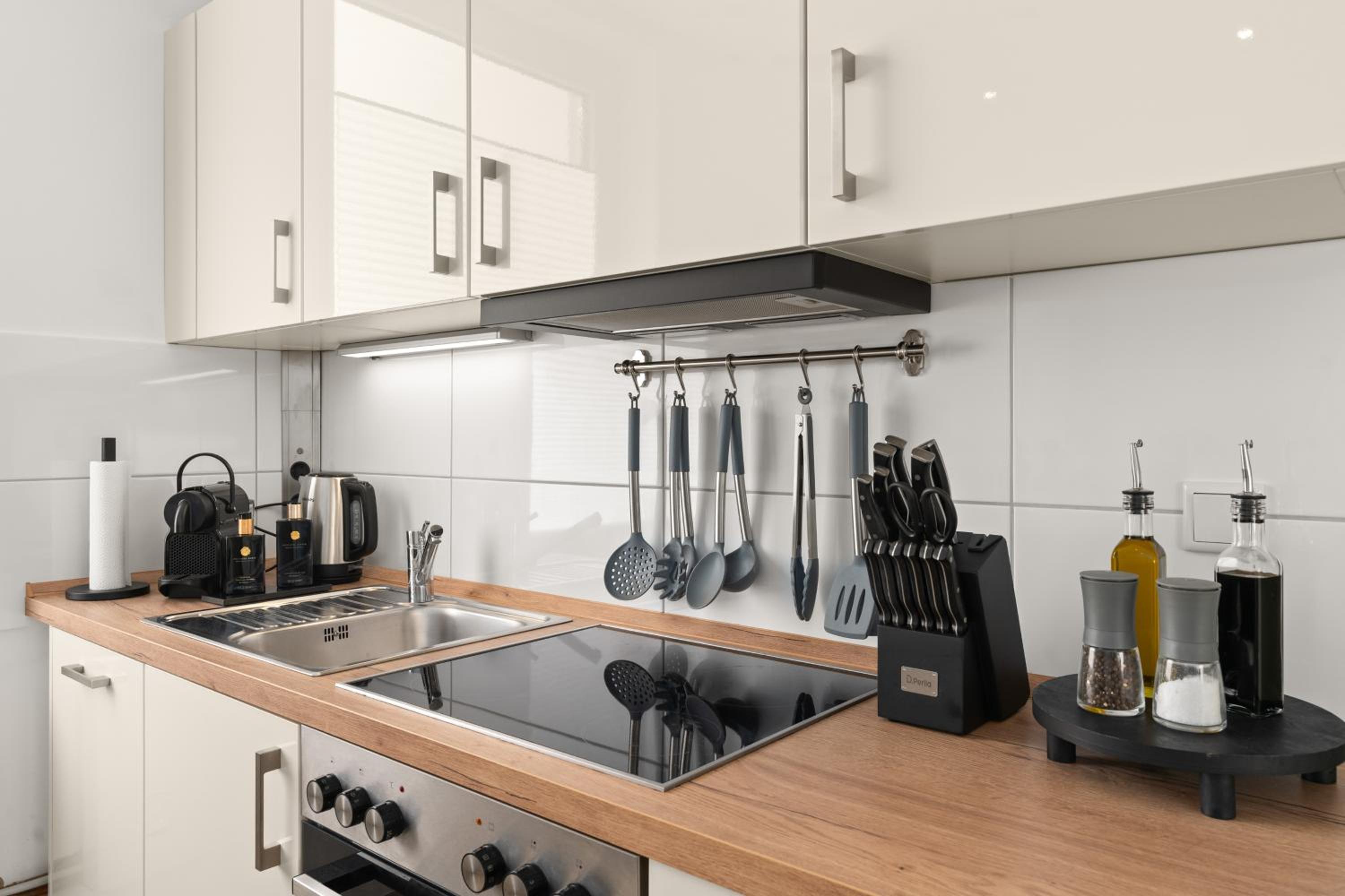 SHINY HOMES - Elegant City Apartments
