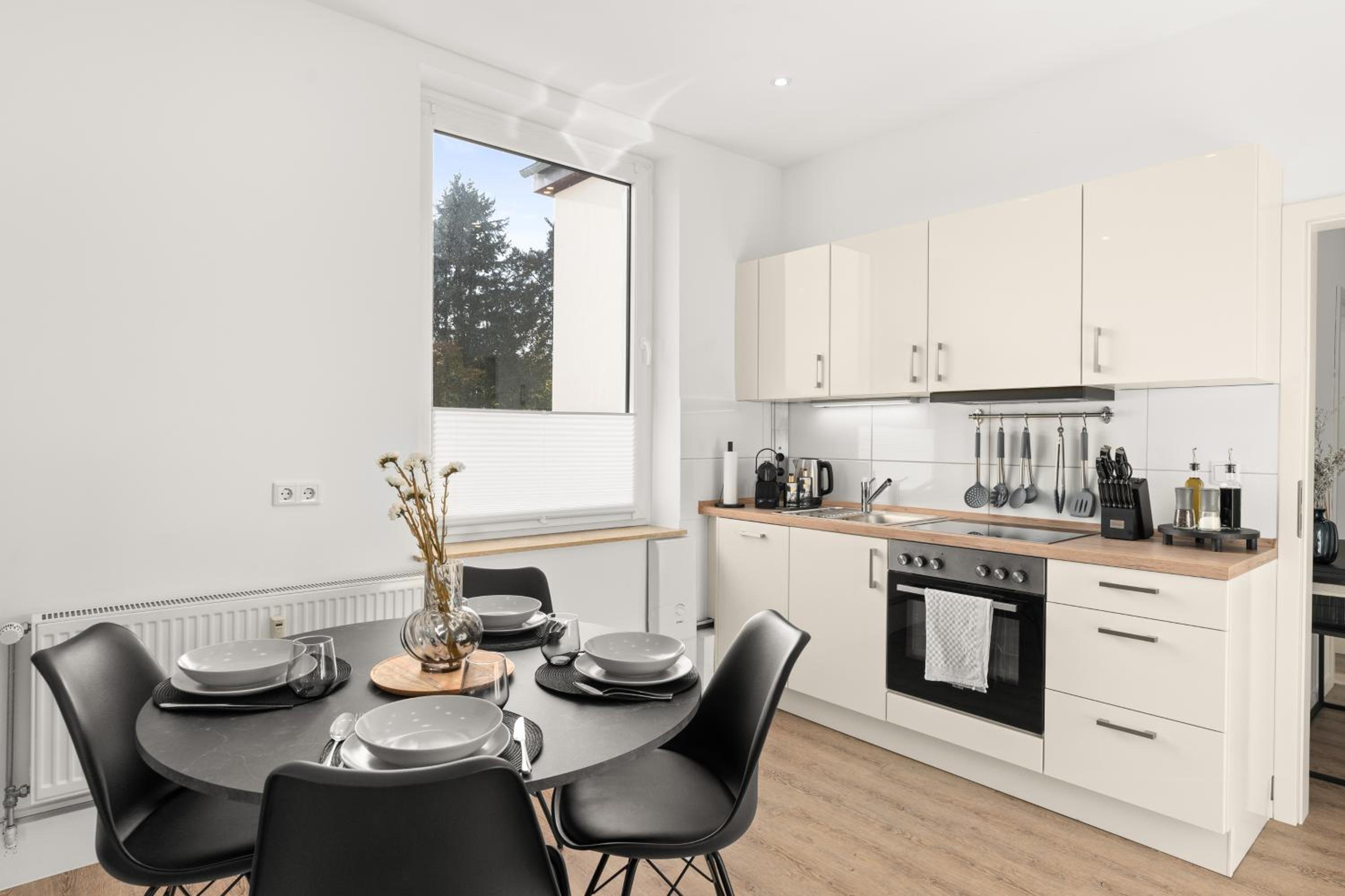 SHINY HOMES - Elegant City Apartments