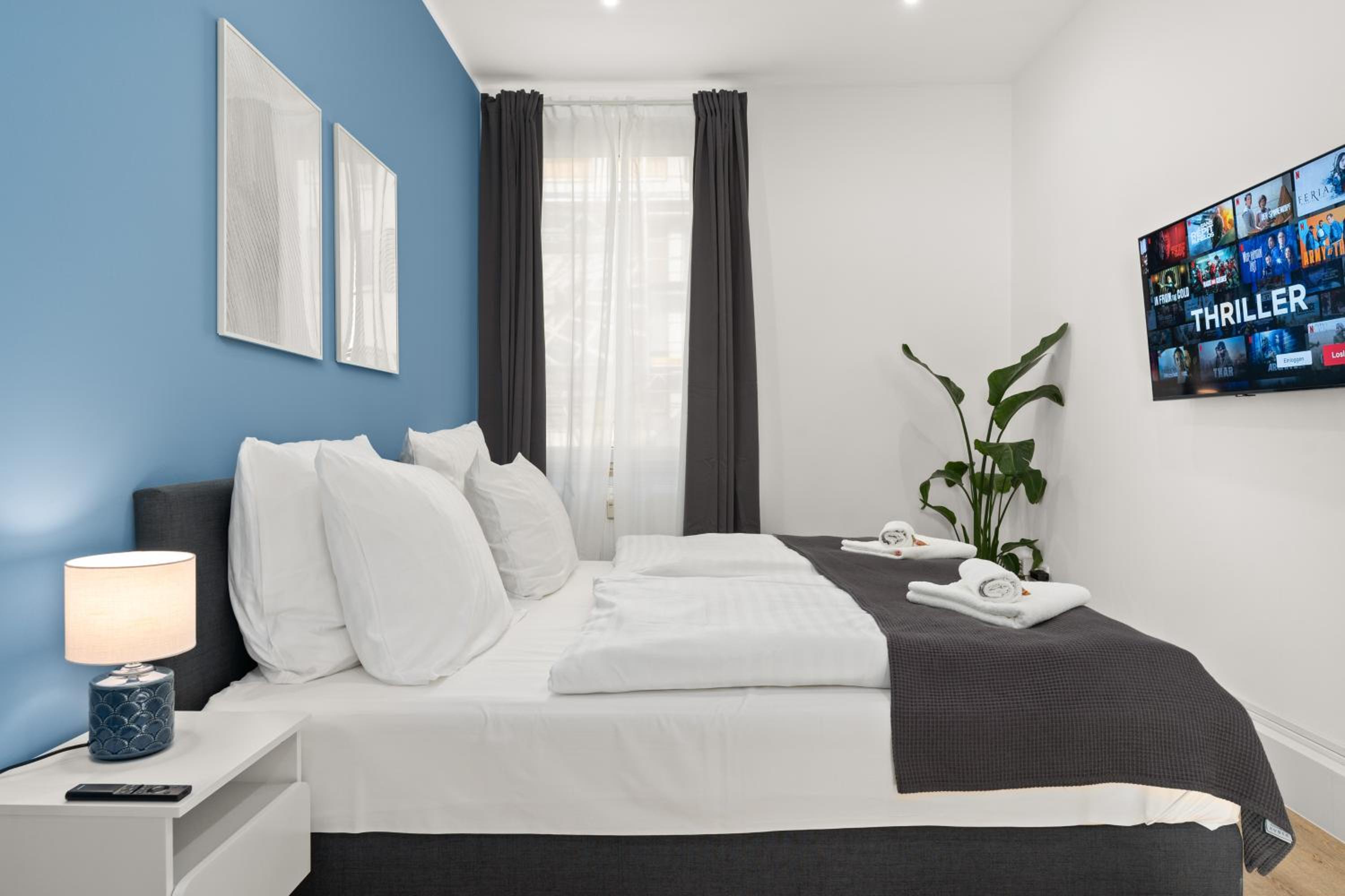 SHINY HOMES - Elegant City Apartments