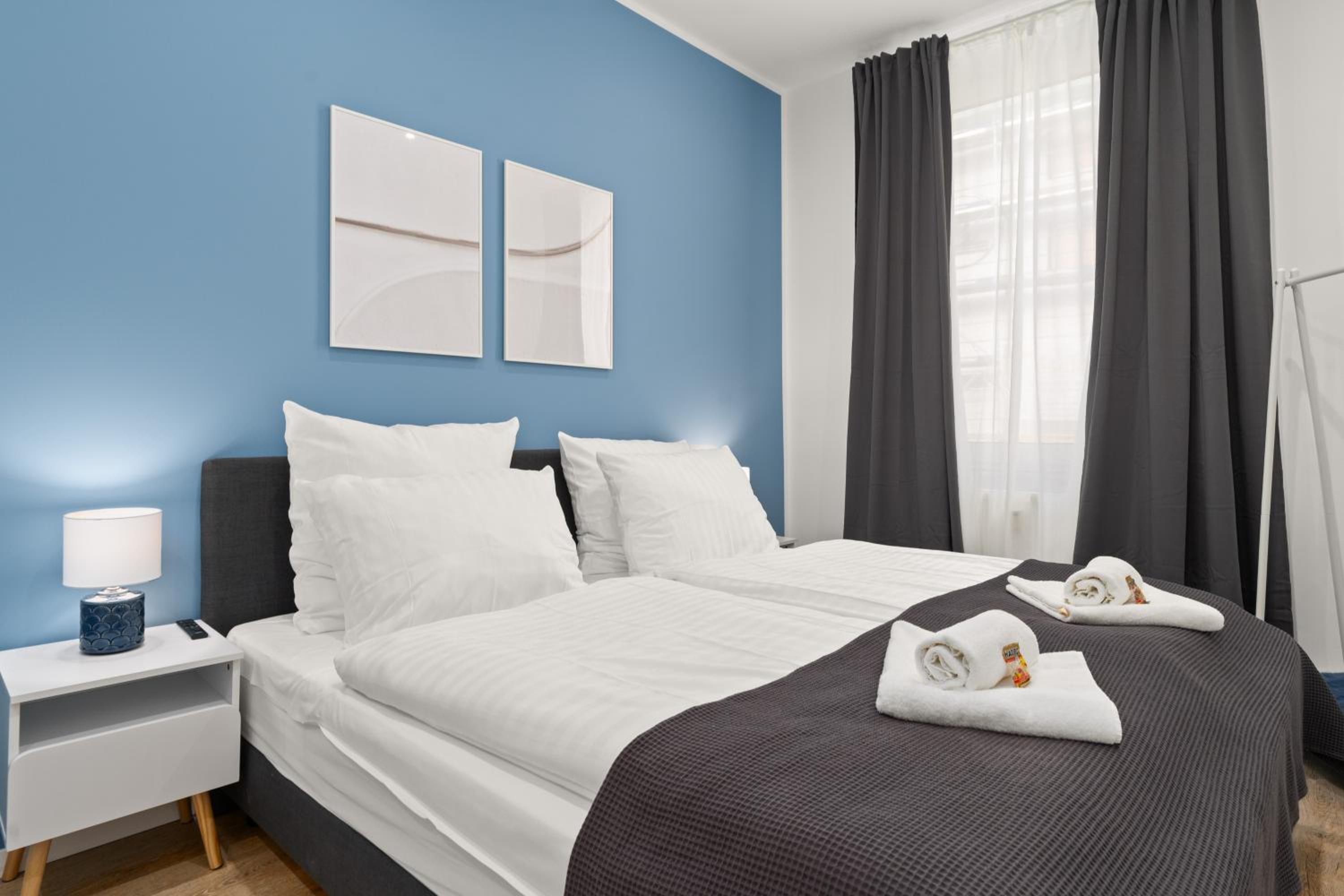 SHINY HOMES - Elegant City Apartments