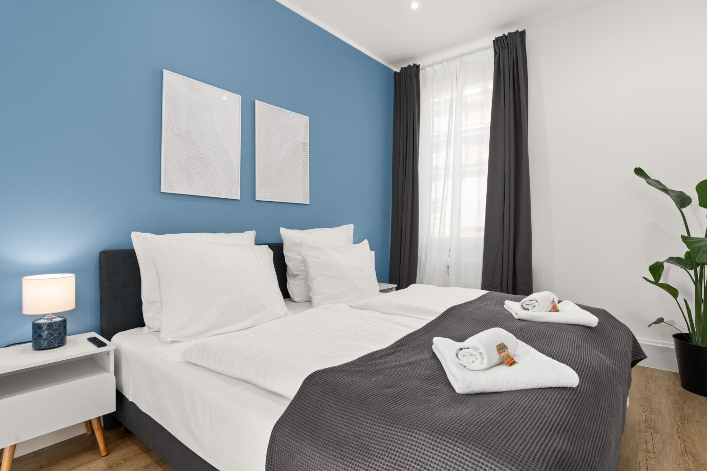 SHINY HOMES - Elegant City Apartments