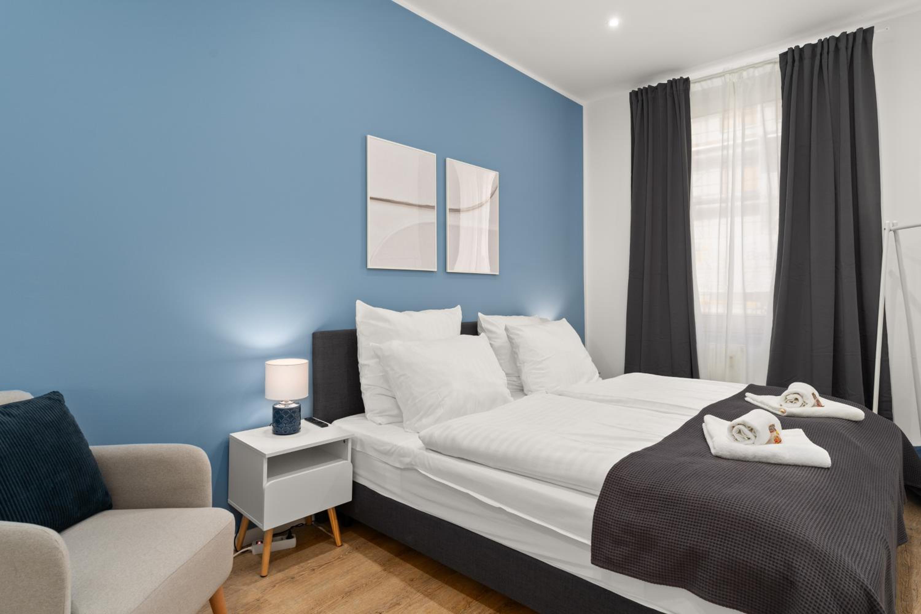 SHINY HOMES - Elegant City Apartments