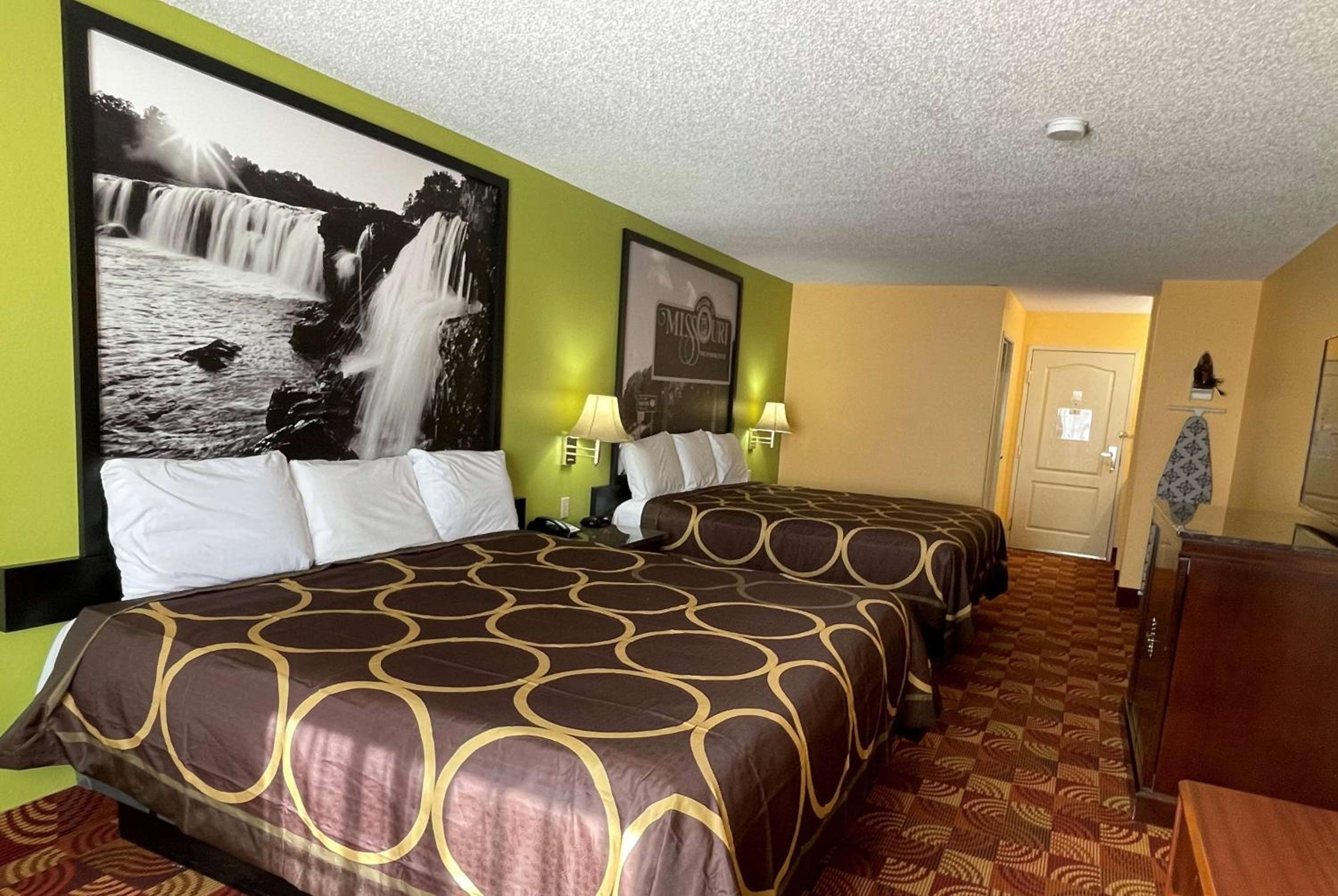 Super 8 by Wyndham Lake of the Ozarks view 4