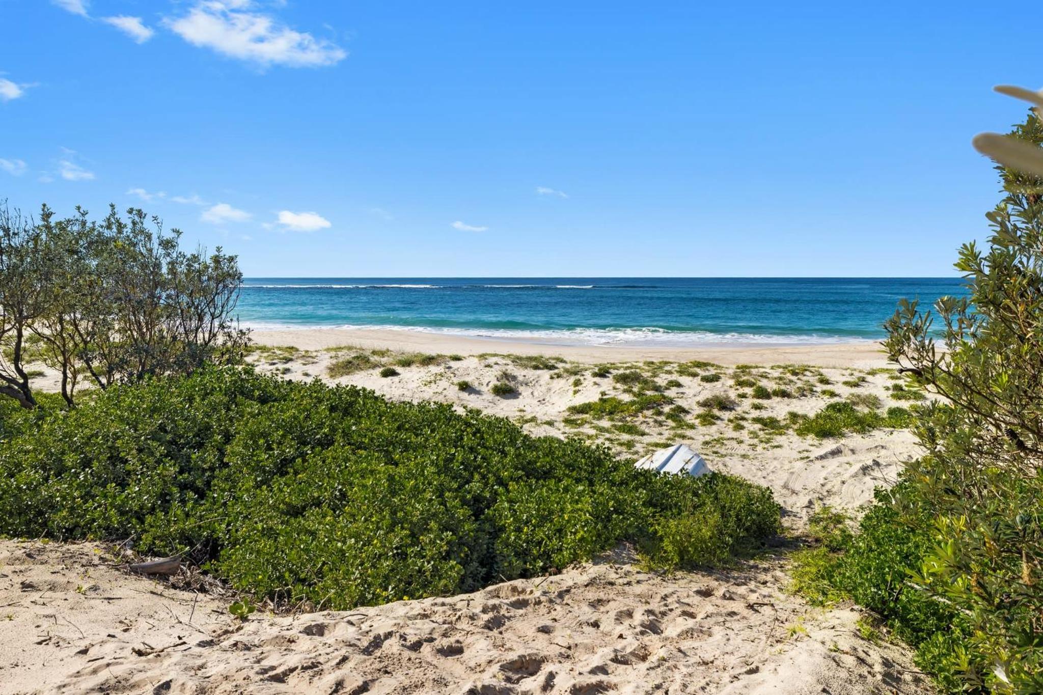Cute Beach Cottage - Absolute Beach Front