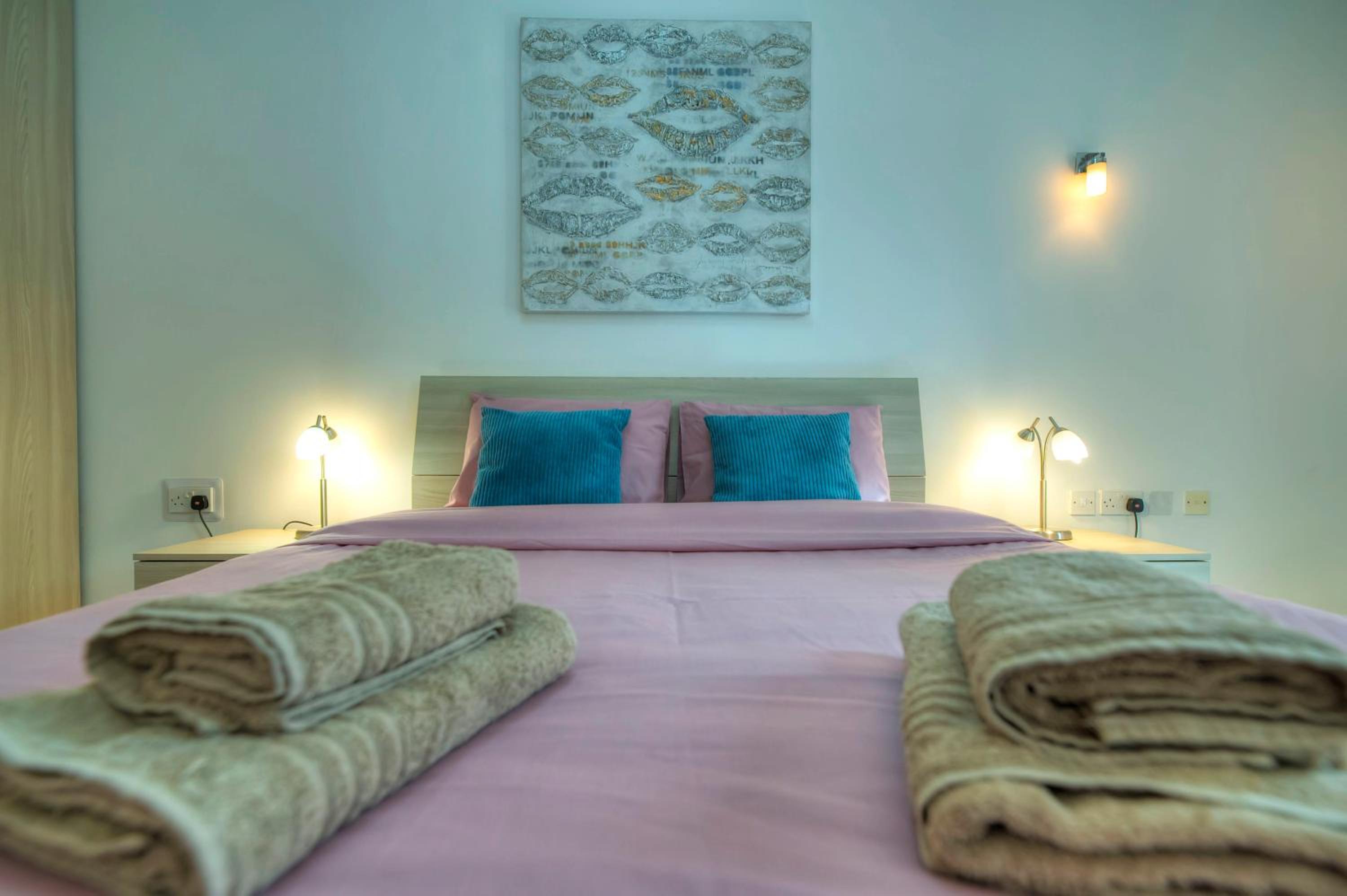 Modern 3BR Stylish & Spacious Apartment - Close to Sliema Promenade view 5
